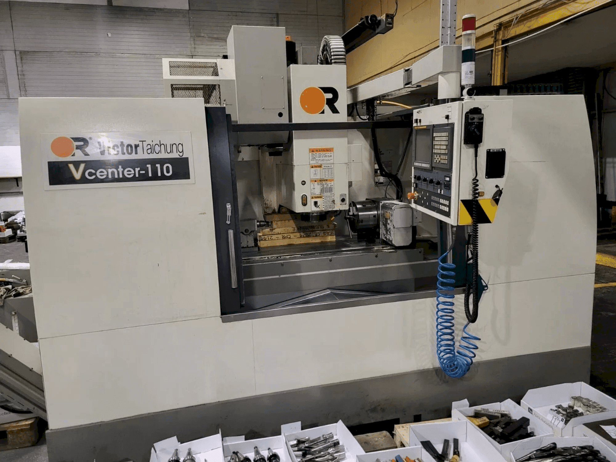 A Victor V center - 110 gép elölnézete