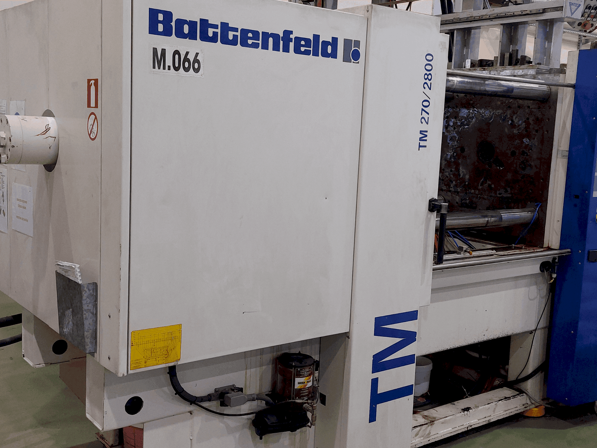 A Battenfeld TM 270 / 2800 gép elölnézete