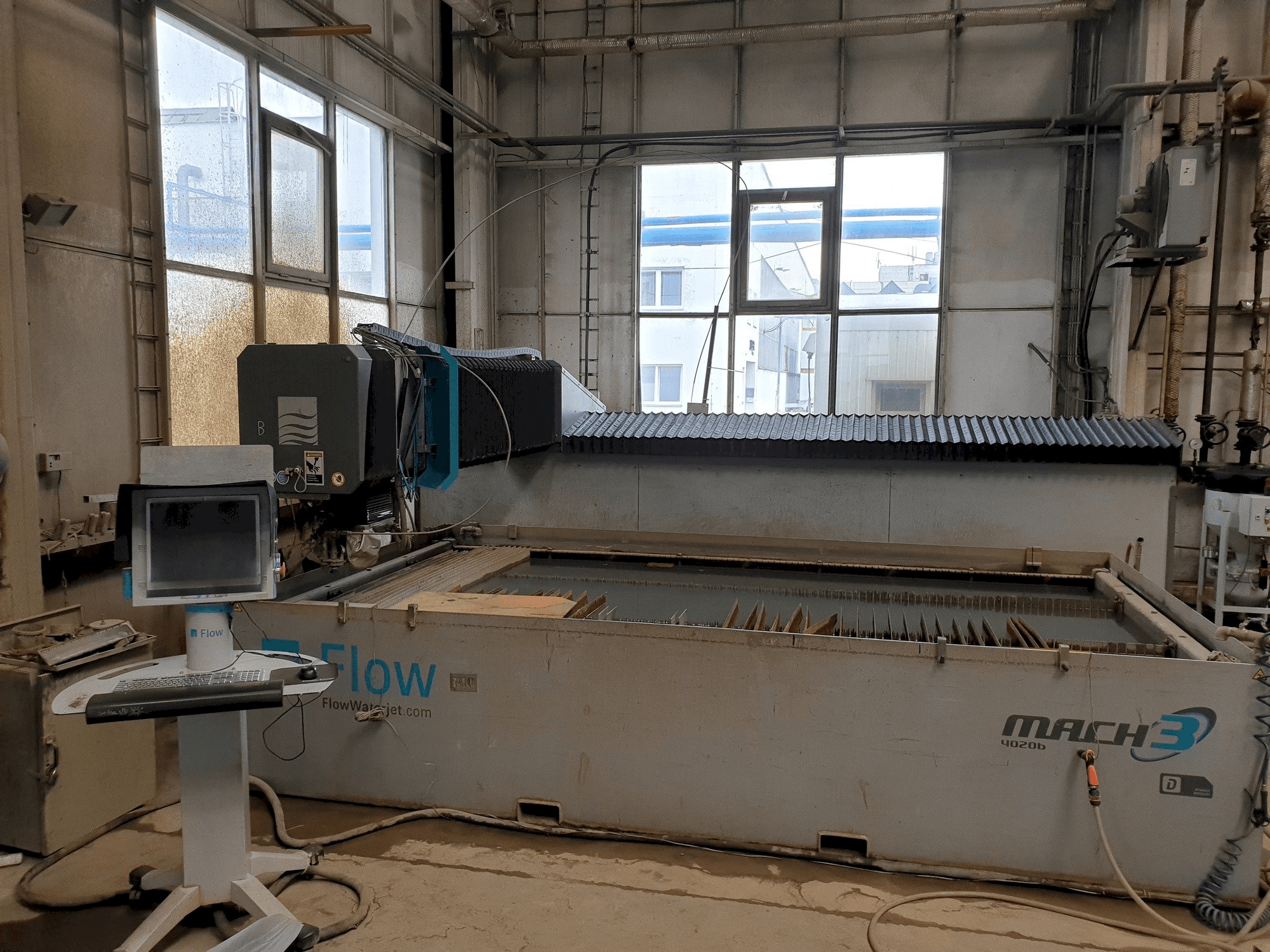 A Flow Mach 3-4020B gép elölnézete