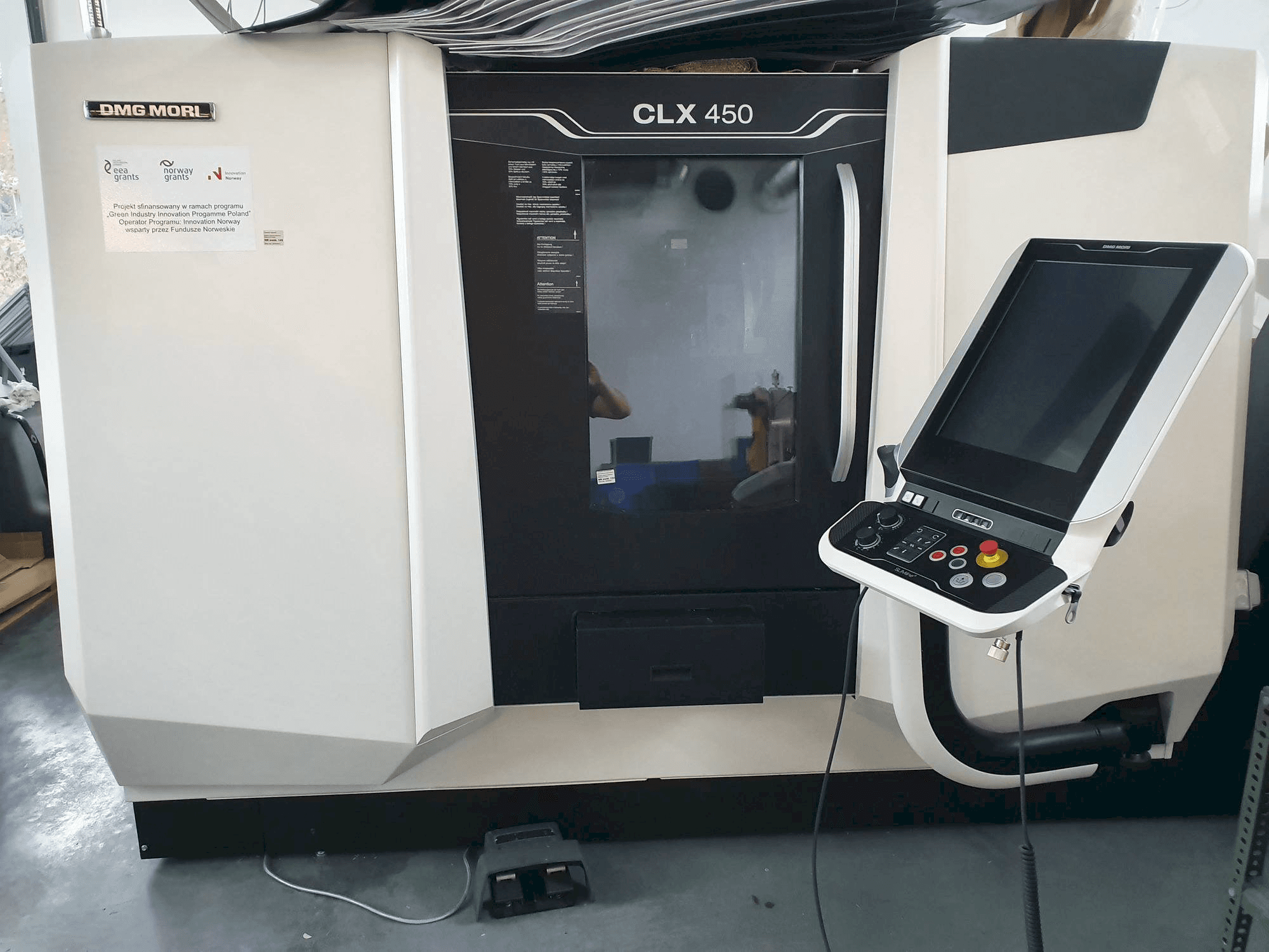 A DMG MORI CLX450 gép elölnézete