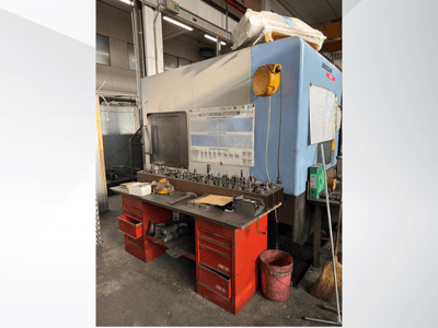 Doosan megmunkálóközpont piros munkapaddal és tárolóval, szerszámok és berendezések bemutatásával, szemből nézve.