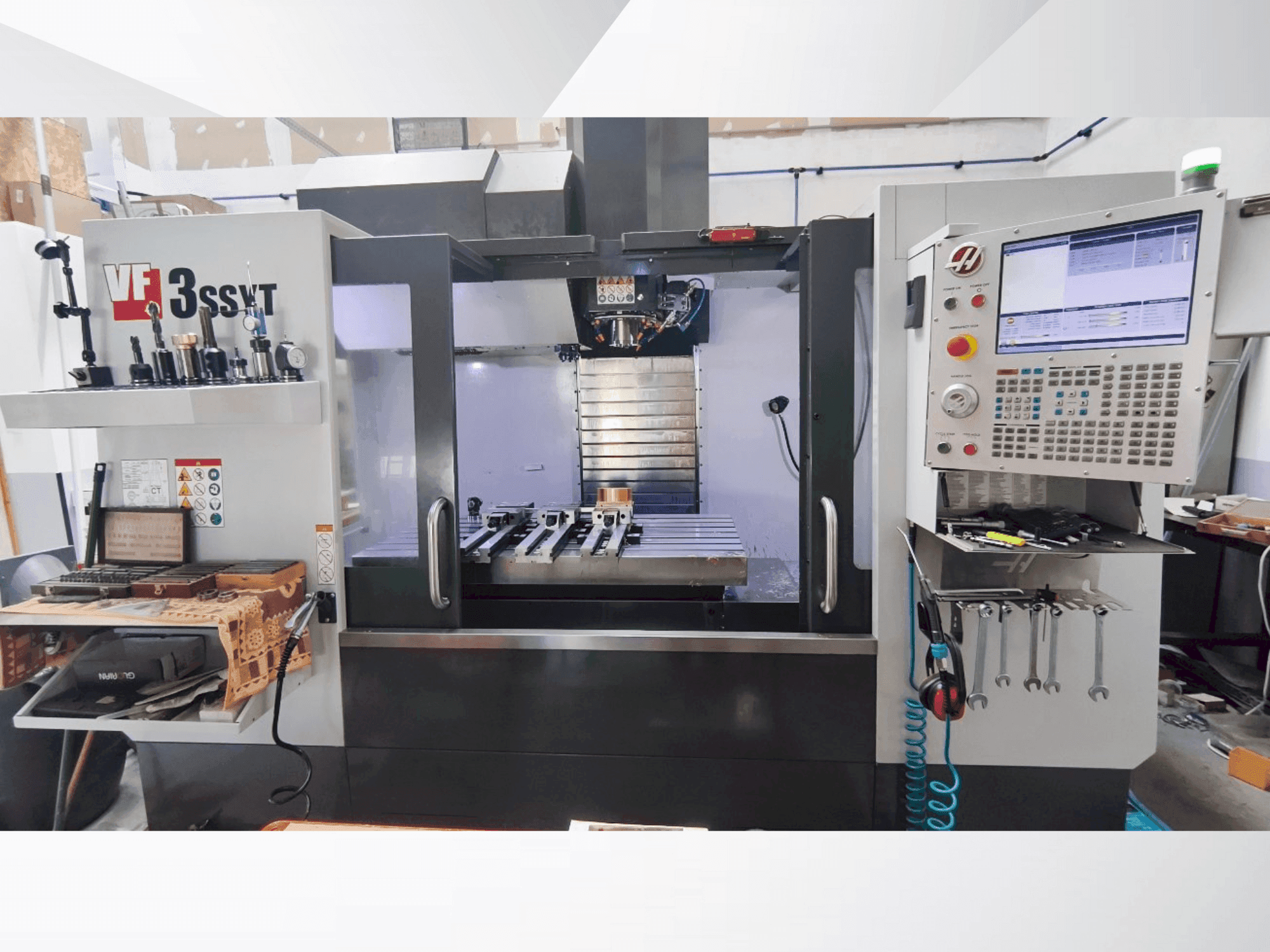 A HAAS VF-3SSYT with HRT 210 4X gép elölnézete