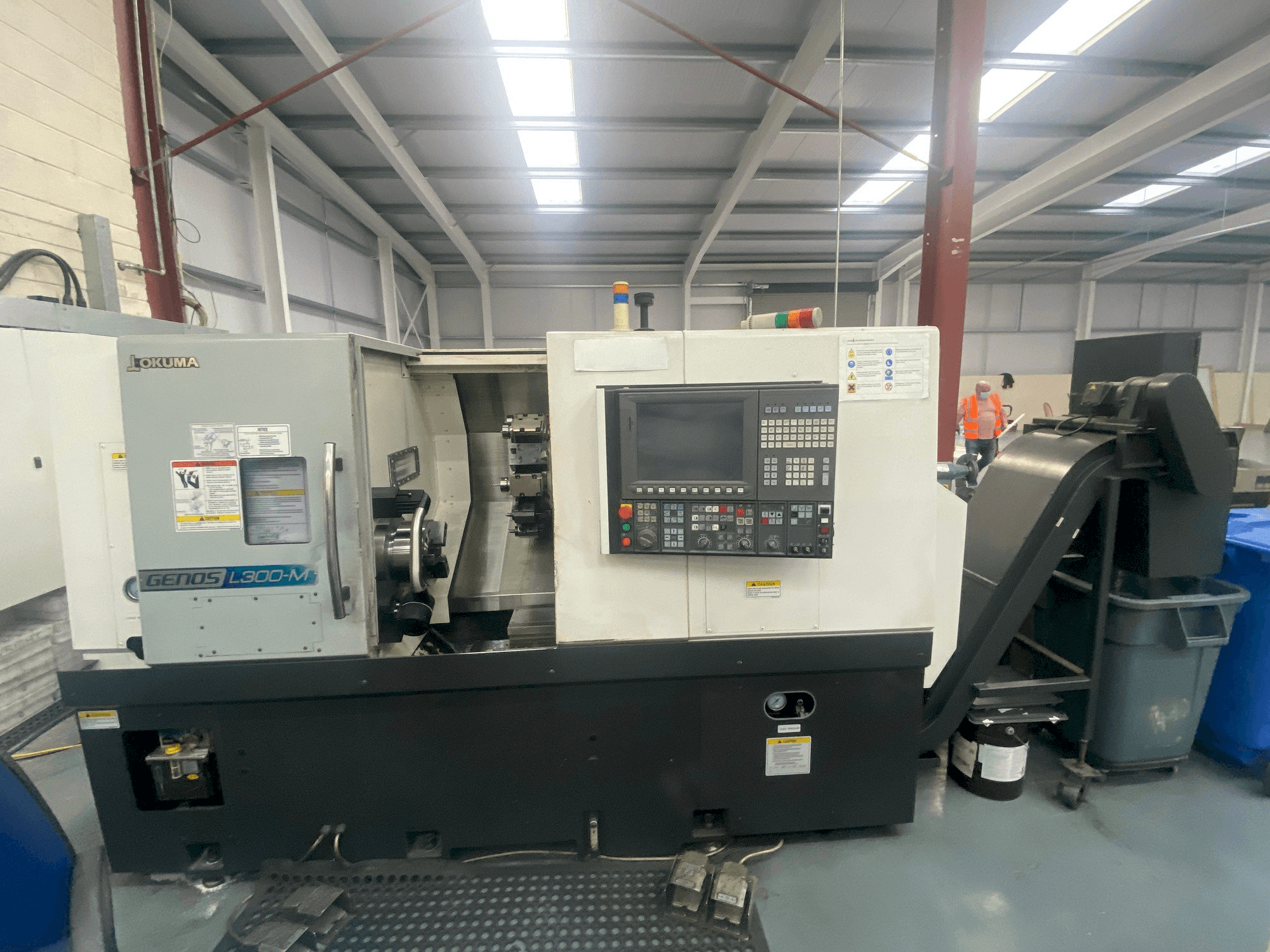 A Okuma Genos L300MW gép elölnézete