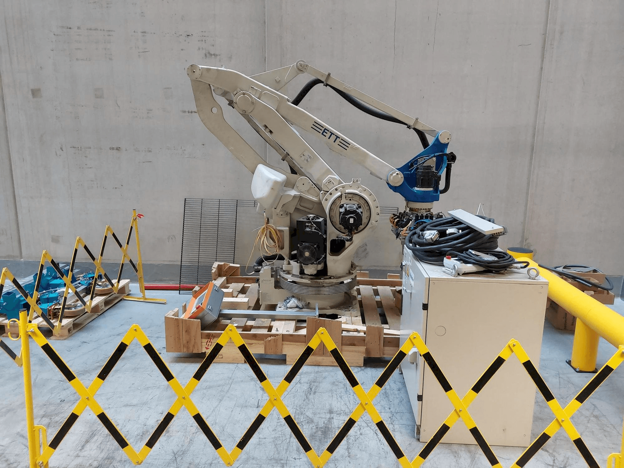 A Yaskawa Motoman YR-MPL0160-B04 gép elölnézete