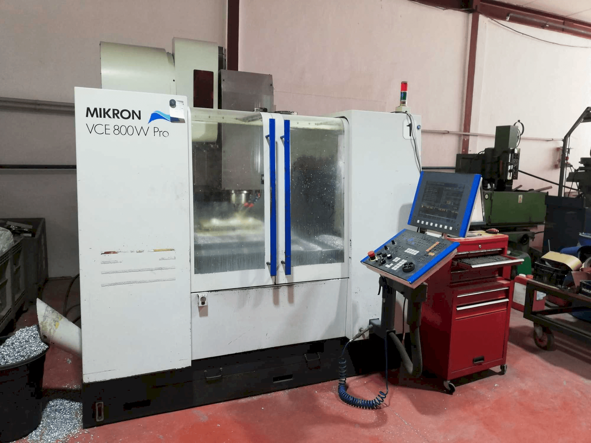 A MIKRON VCE 800W Pro gép elölnézete