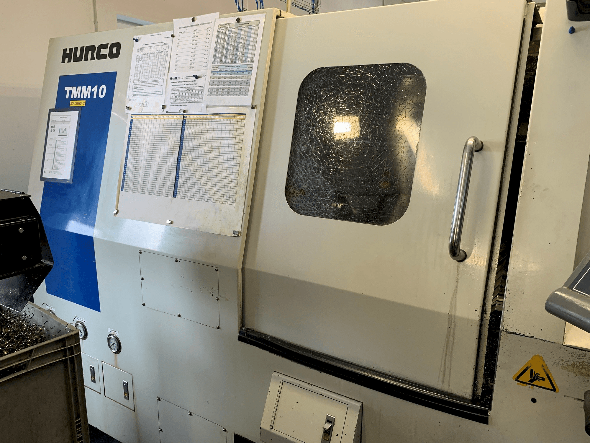 A Hurco TMM 10 gép elölnézete