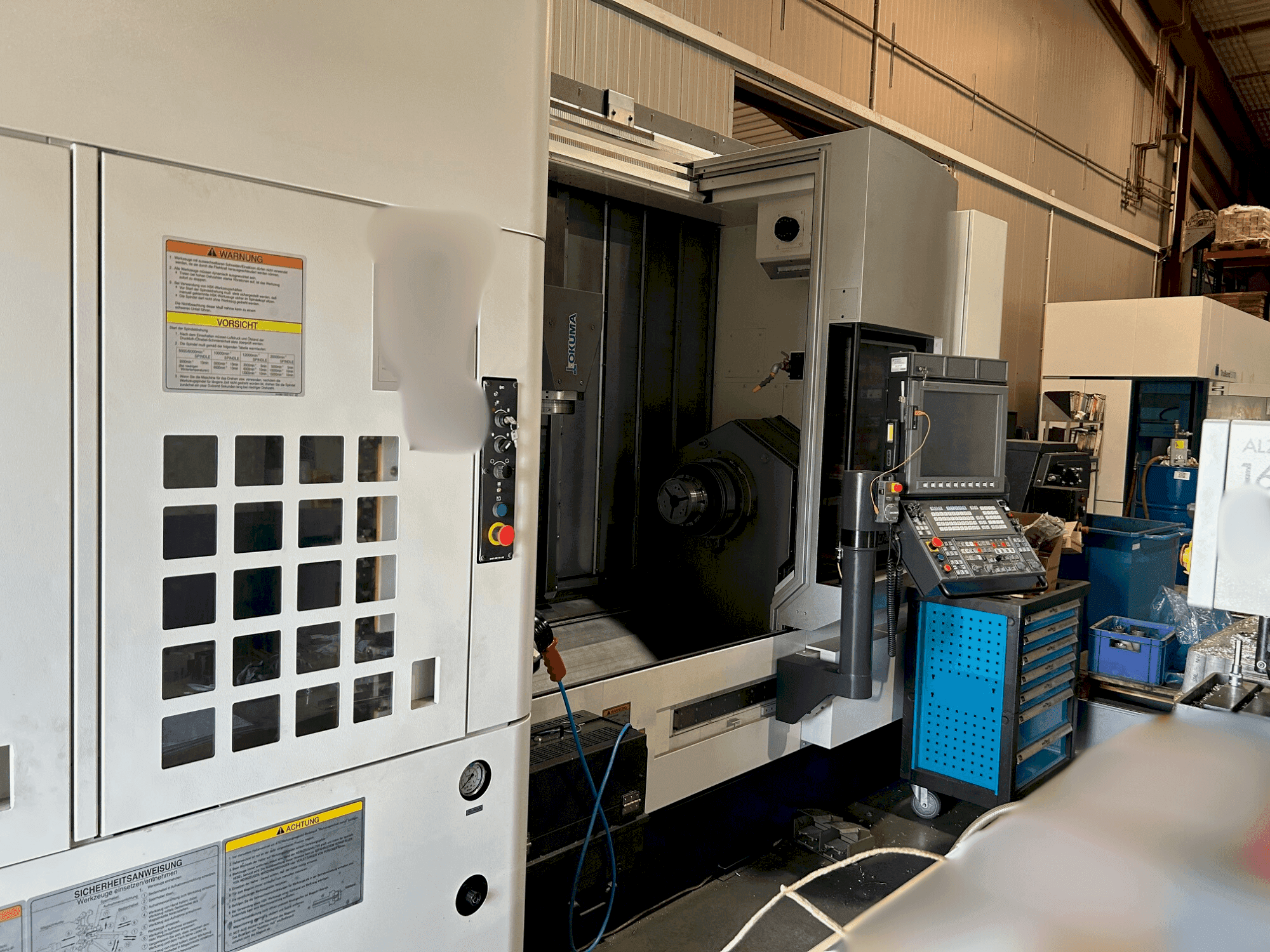 A Okuma Multus U3000 1SW 1500 gép elölnézete