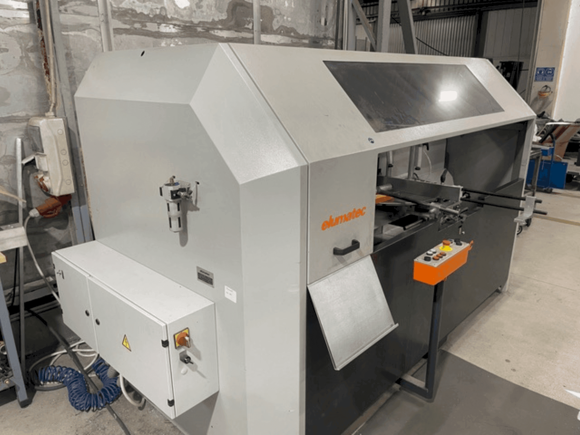 A Elumatec AKS134/64 gép elölnézete