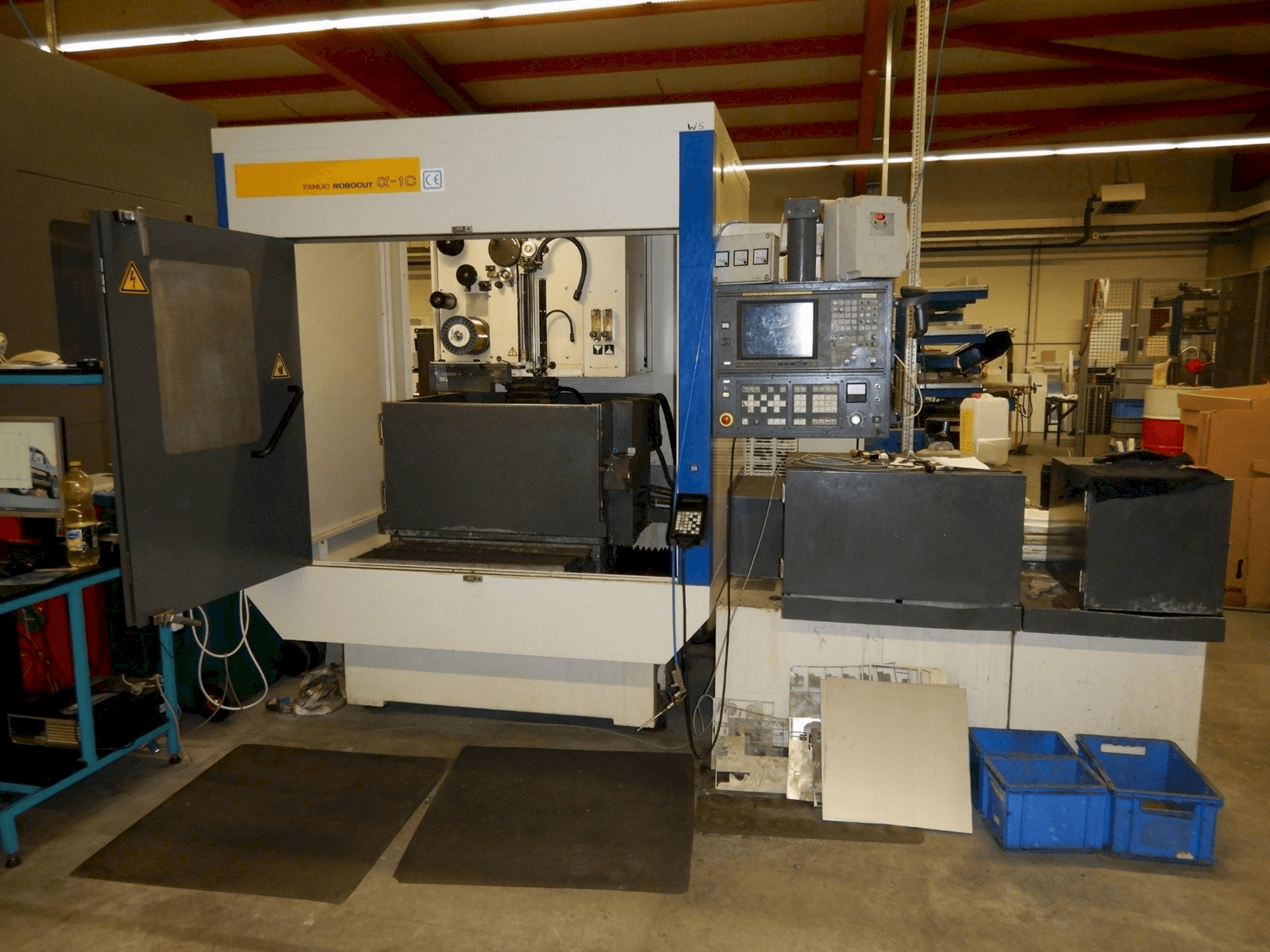 A FANUC ROBOCUT ALPHA 1C gép elölnézete