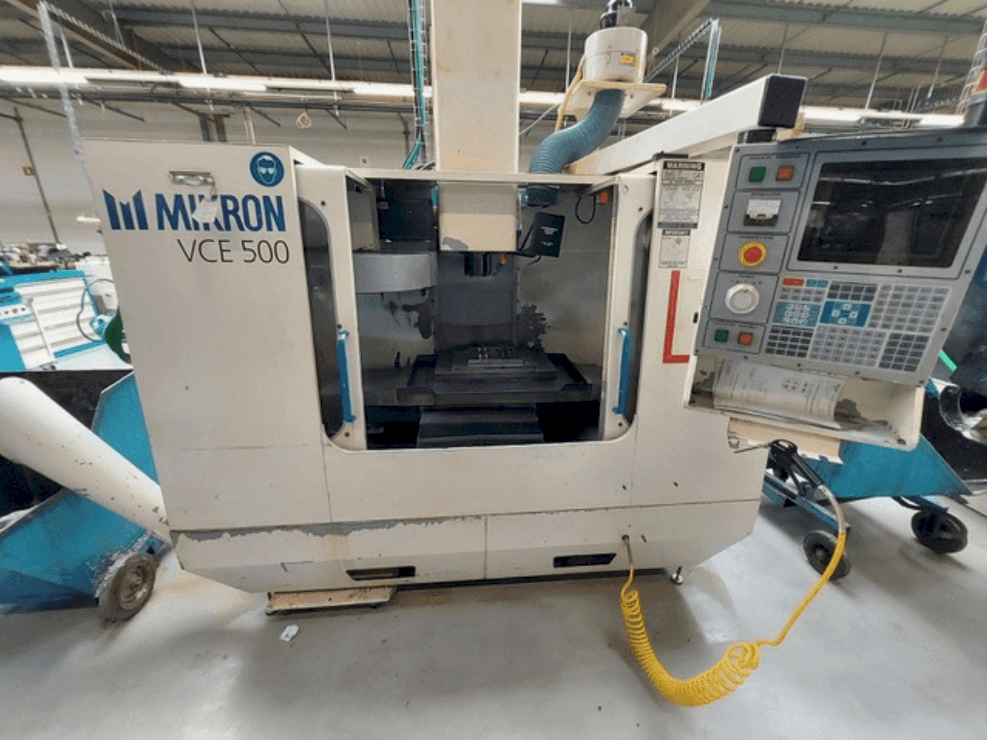 A HAAS MIKRON VCE 500 gép elölnézete