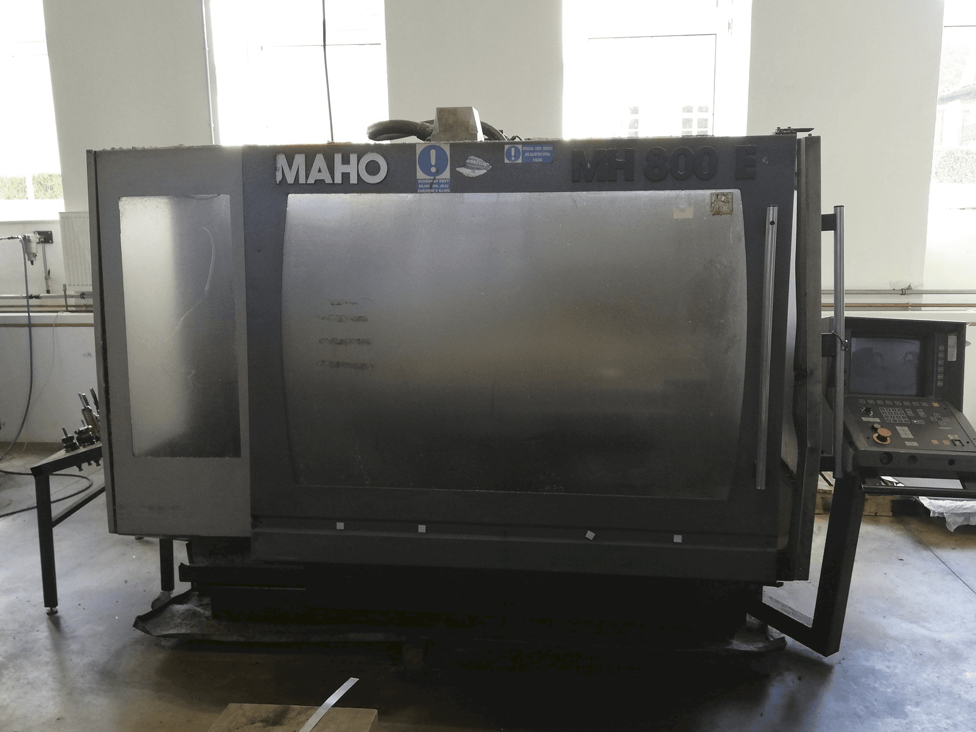 A DECKEL MAHO MH 800 E gép elölnézete