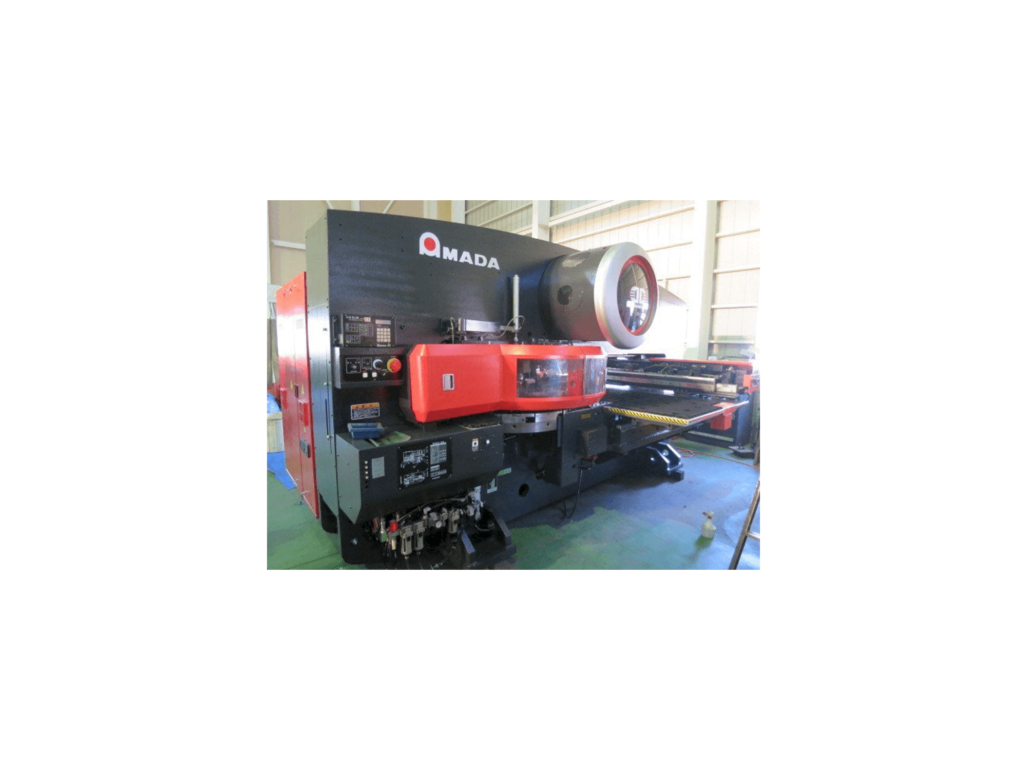 A AMADA EMK 345NT gép elölnézete