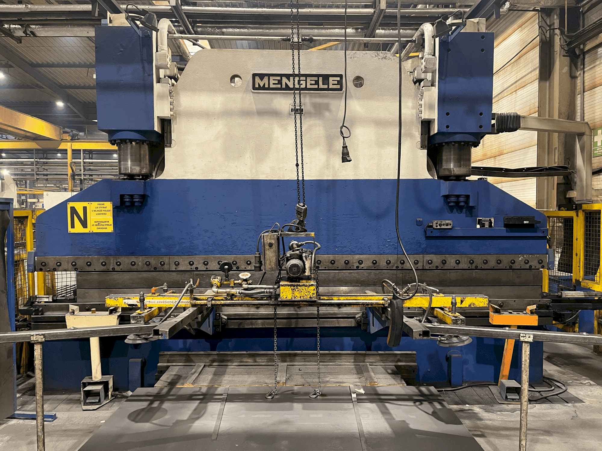 A MENGELE D 400-3/5 gép elölnézete