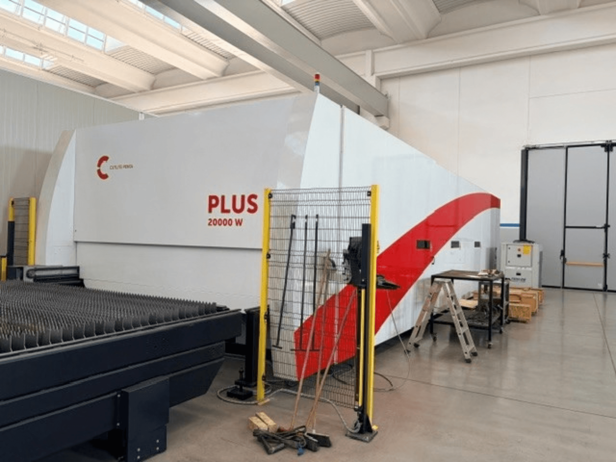 CUTLITE PENTA PLUS LM 9030 szálas lézervágó gép, oldalnézet, 20 000 W teljesítménnyel, védőkerítéssel és munkaterülettel.