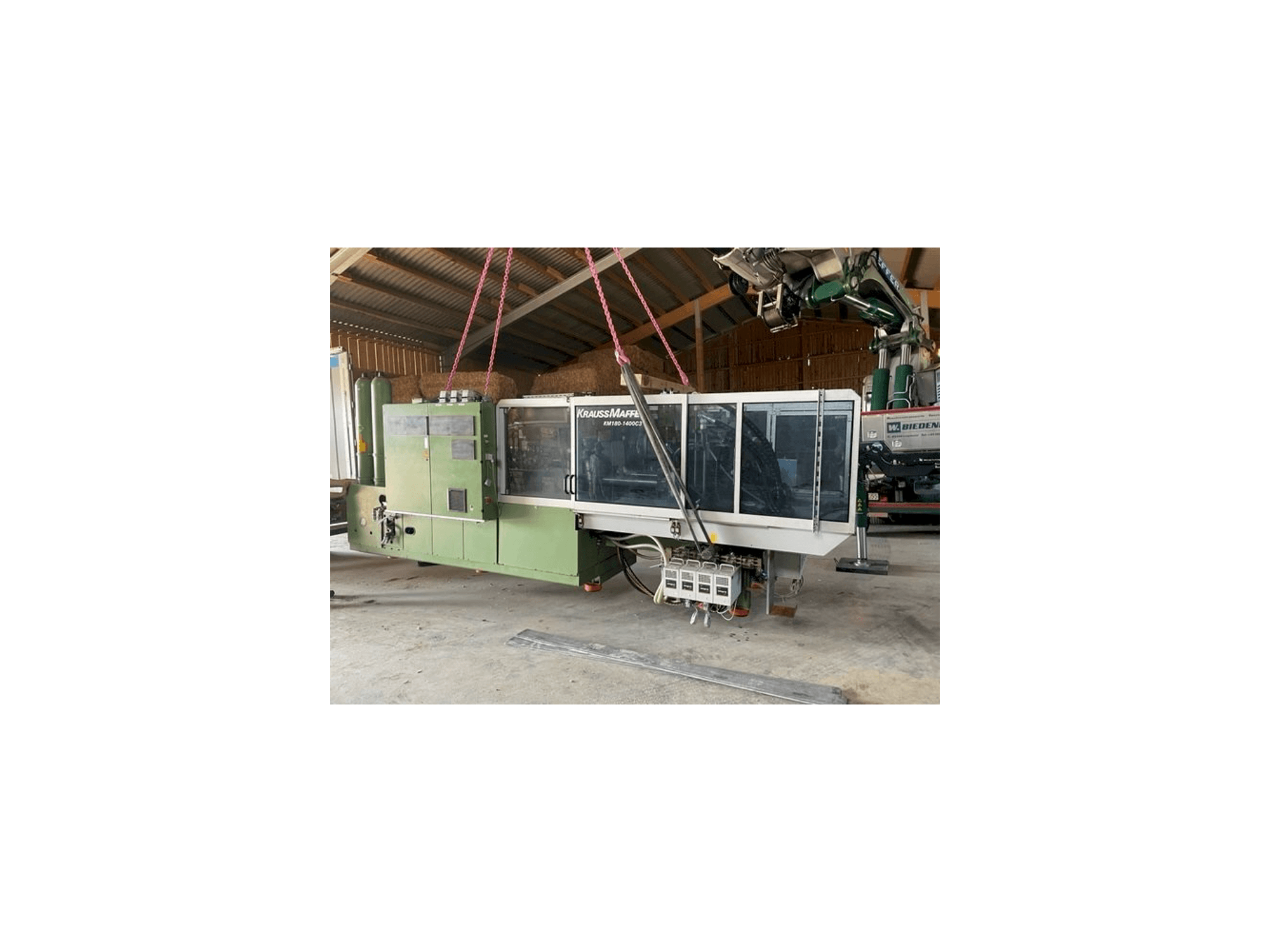 A Krauss Maffei KW180 C3 hybrid gép elölnézete