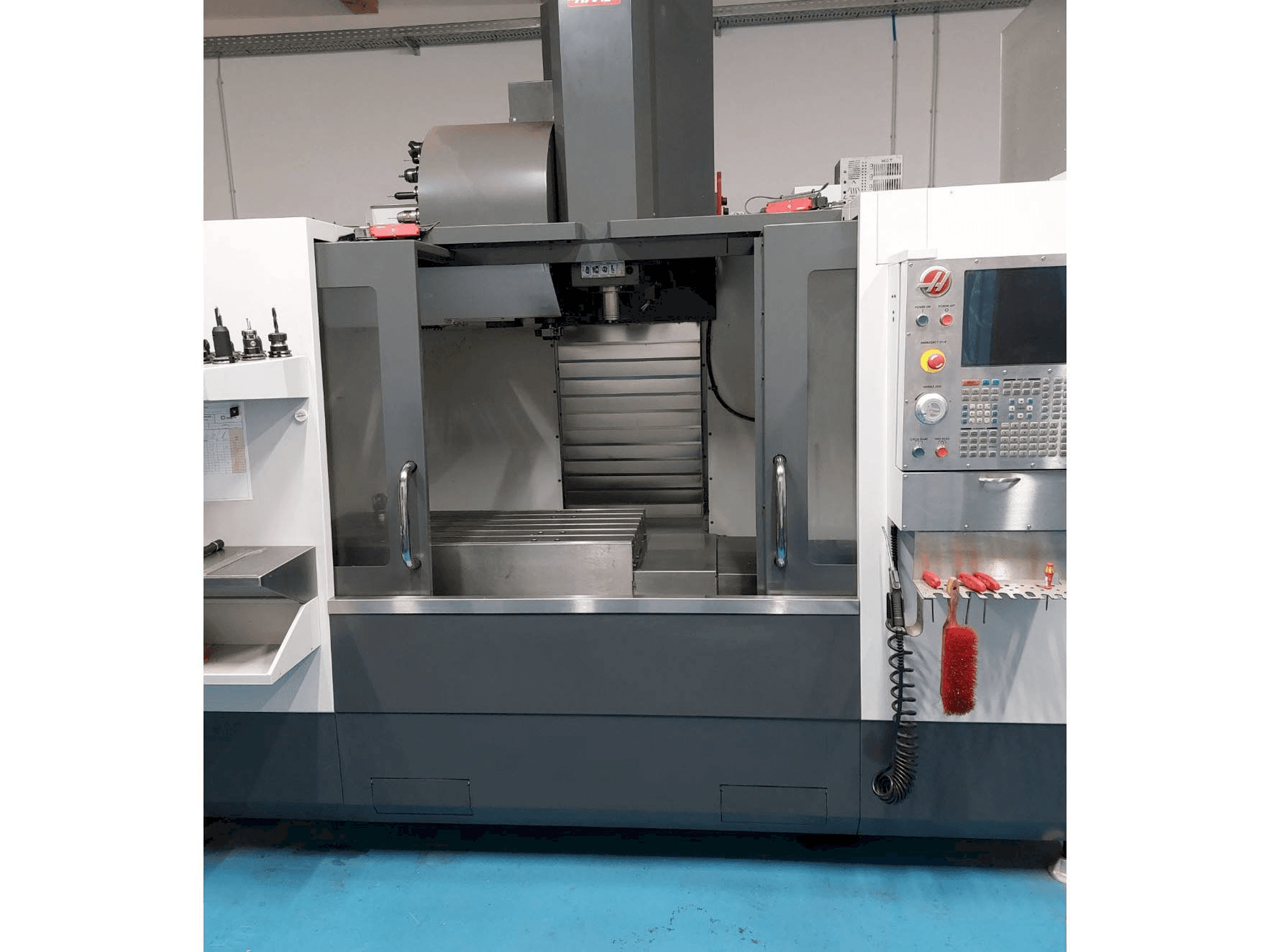 A HAAS VF3 gép elölnézete