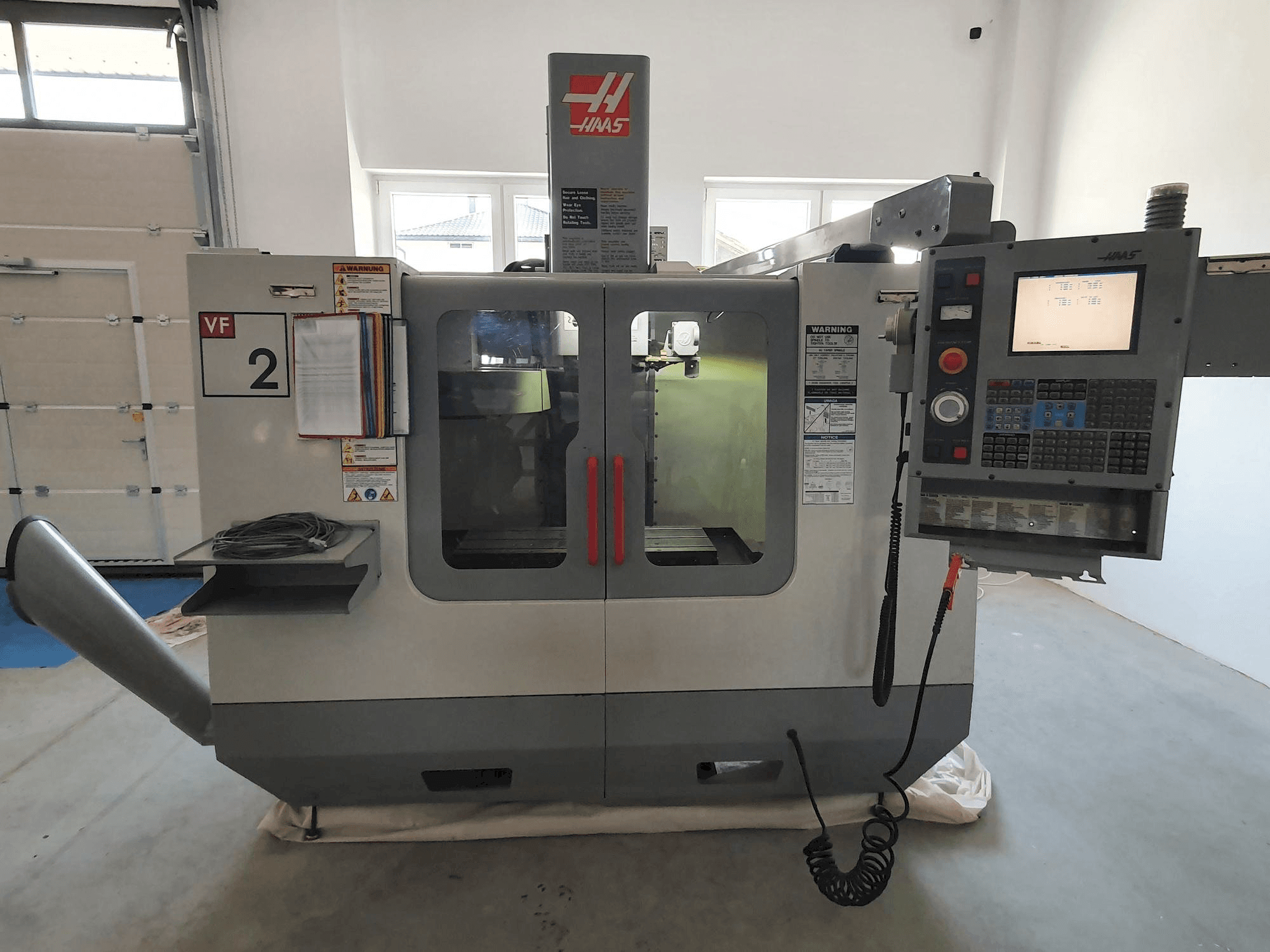 A HAAS VF-2BHE gép elölnézete