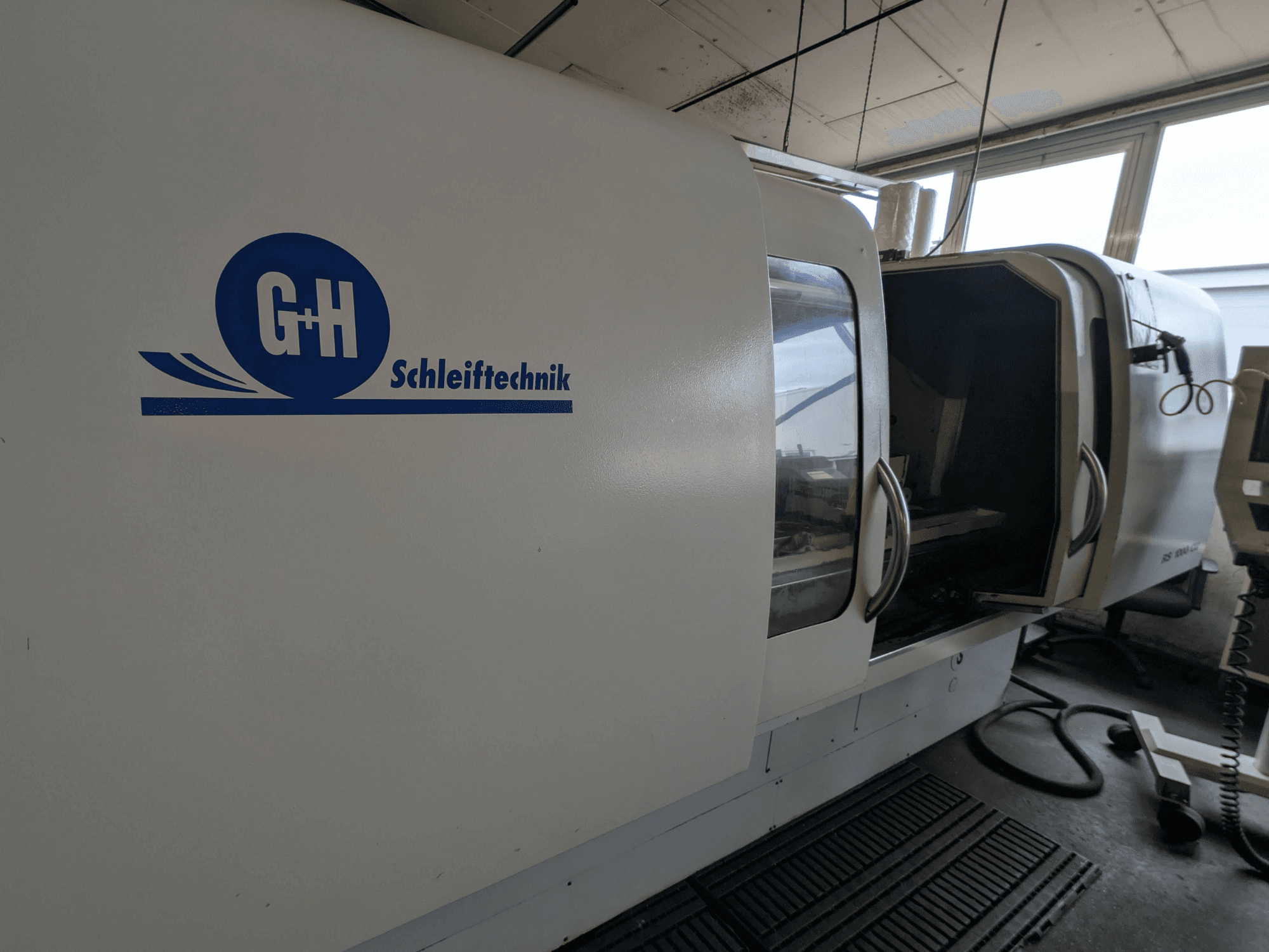 GEIBEL & HOTZ RS 1000 CU hengeres köszörűgép, oldalnézet a kezelőpanel és a nyitott ajtóval.