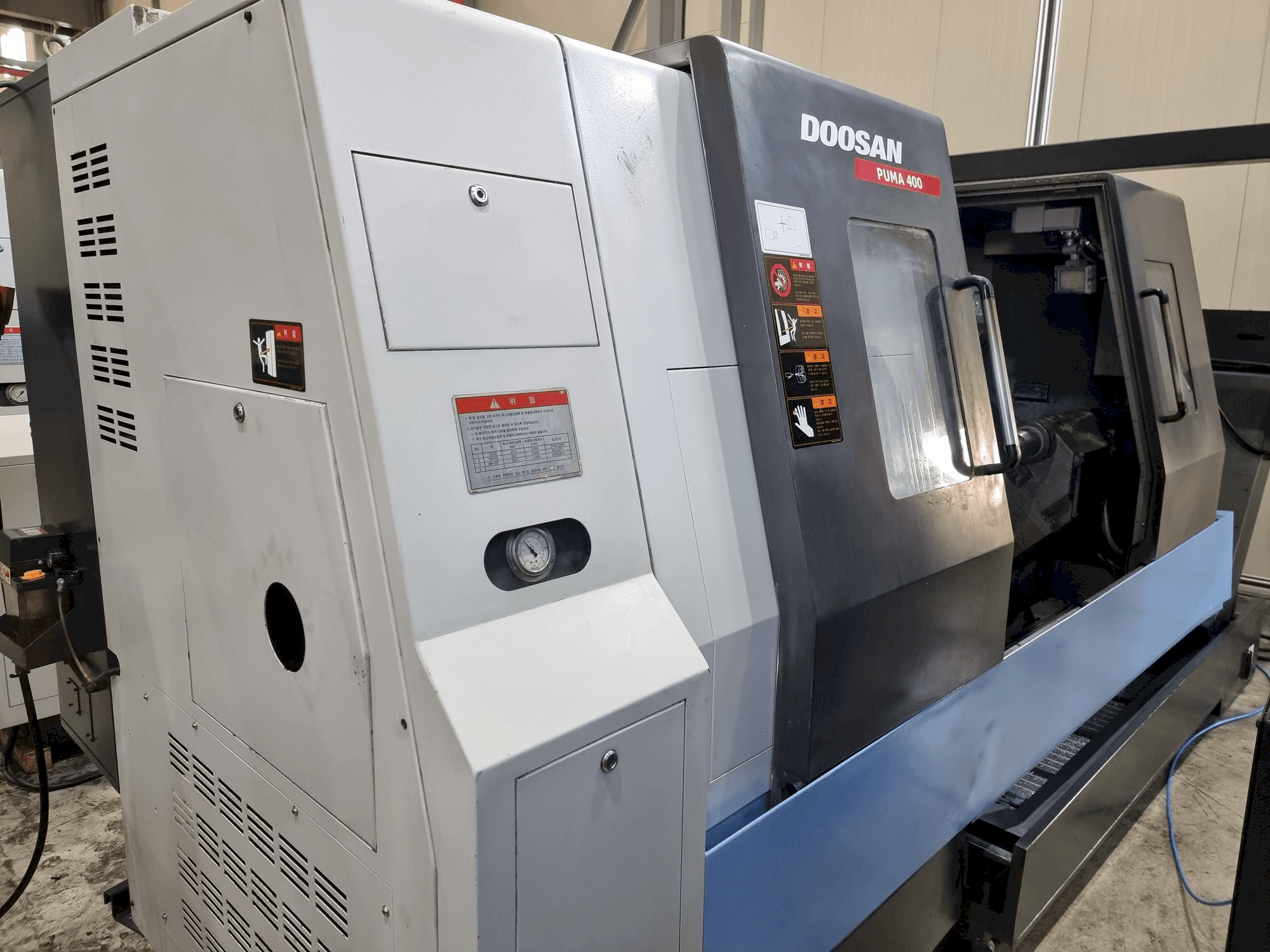 A Doosan PUMA 400B gép elölnézete