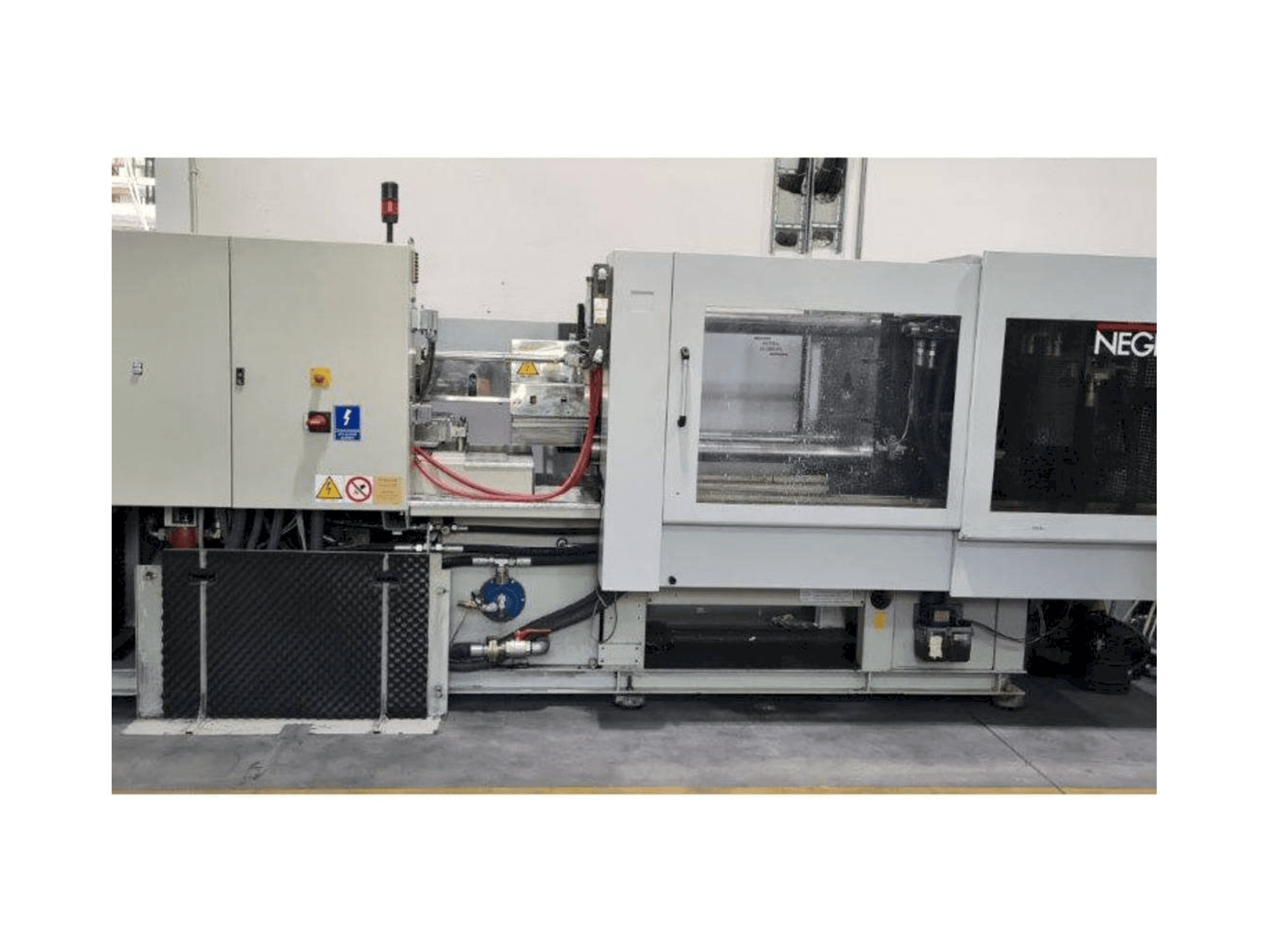 A Negri Bossi V210 gép elölnézete