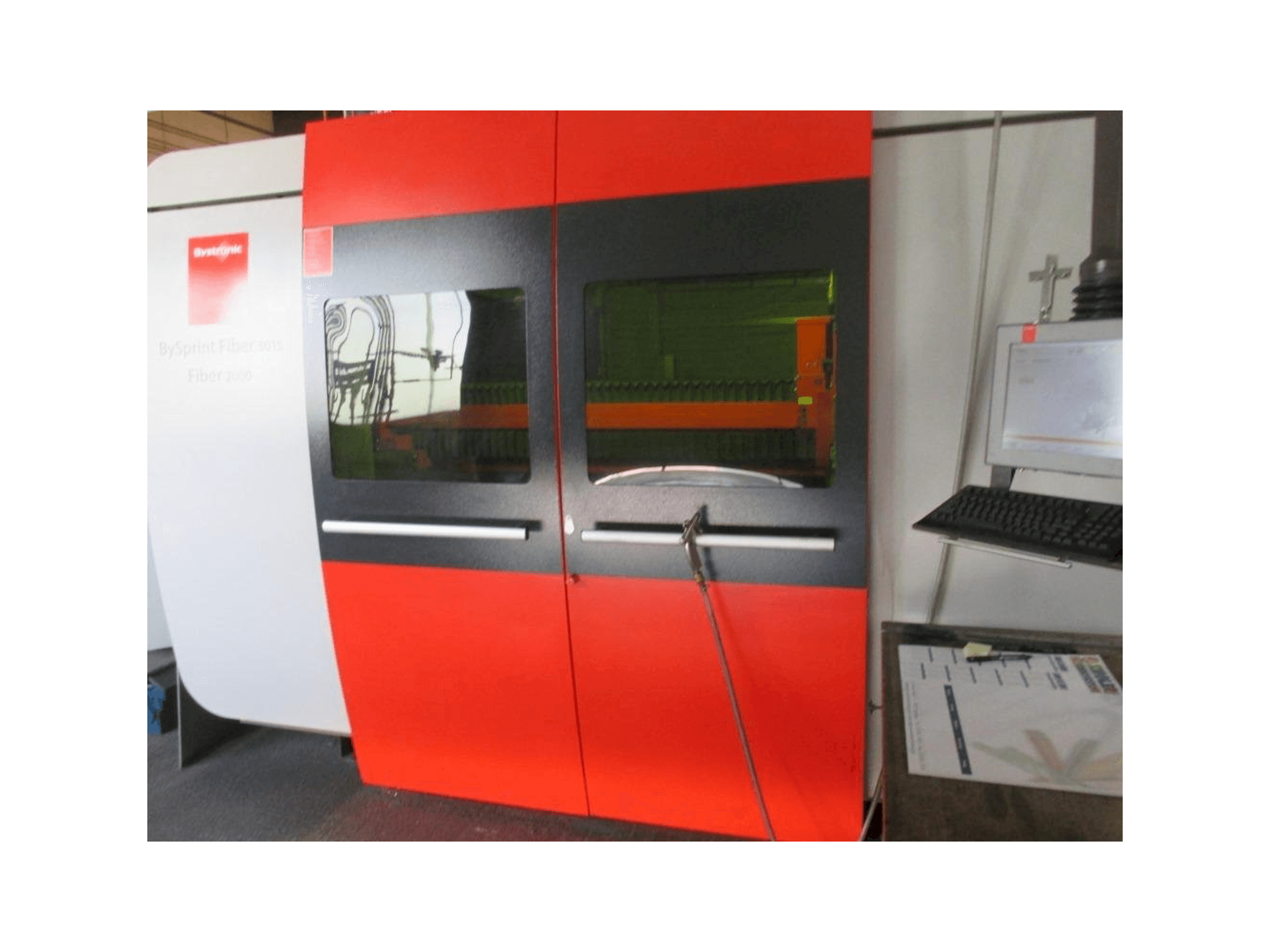 A Bystronic BySprint Fiber 3015 gép elölnézete