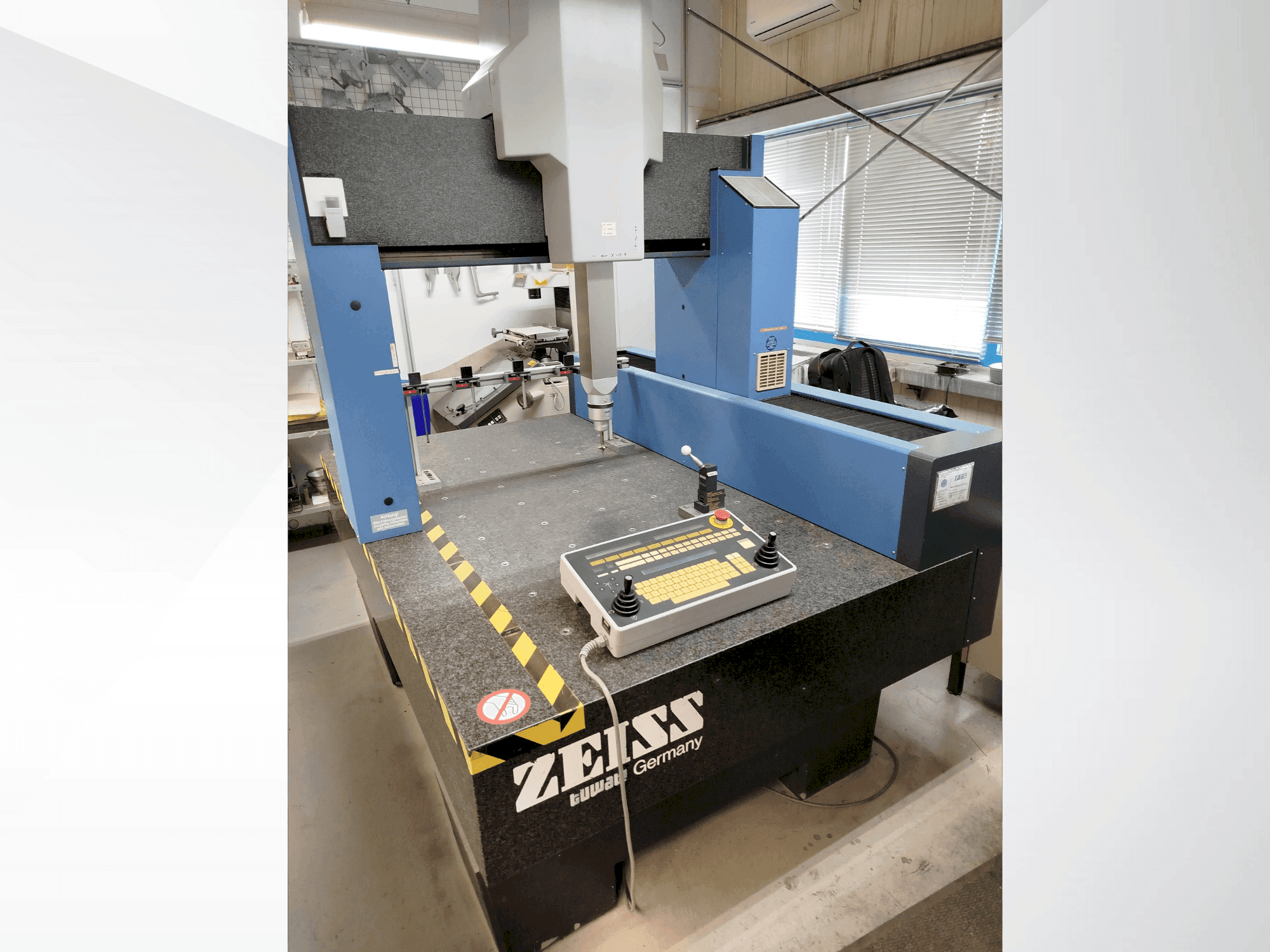 A ZEISS Contura G2 gép elölnézete