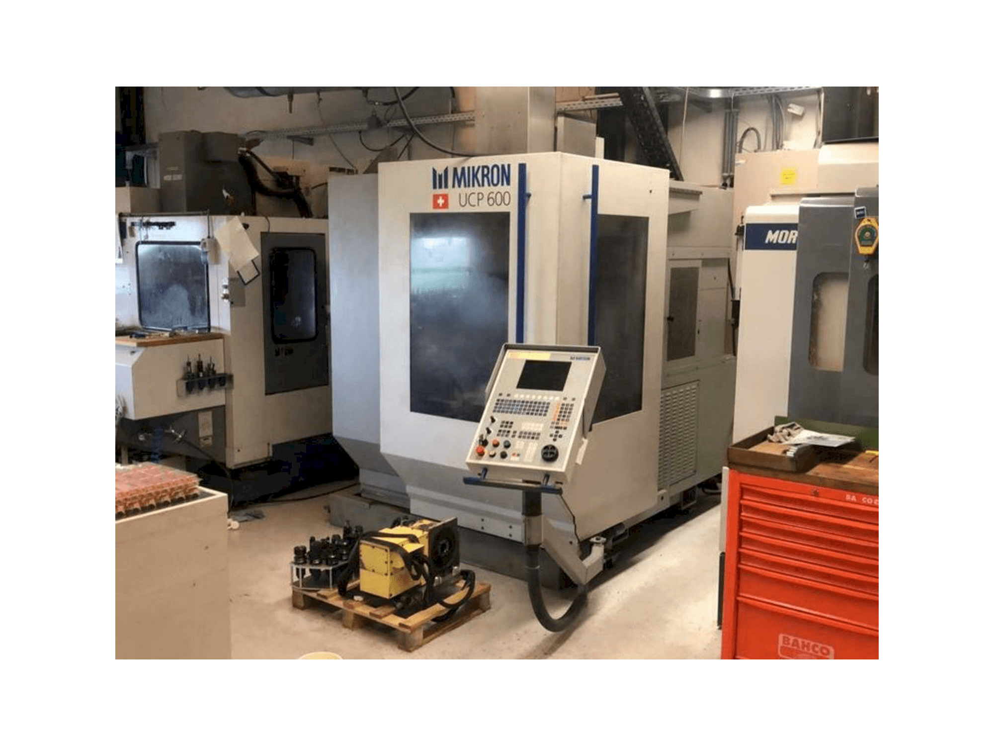 A MIKRON UCP600 gép elölnézete