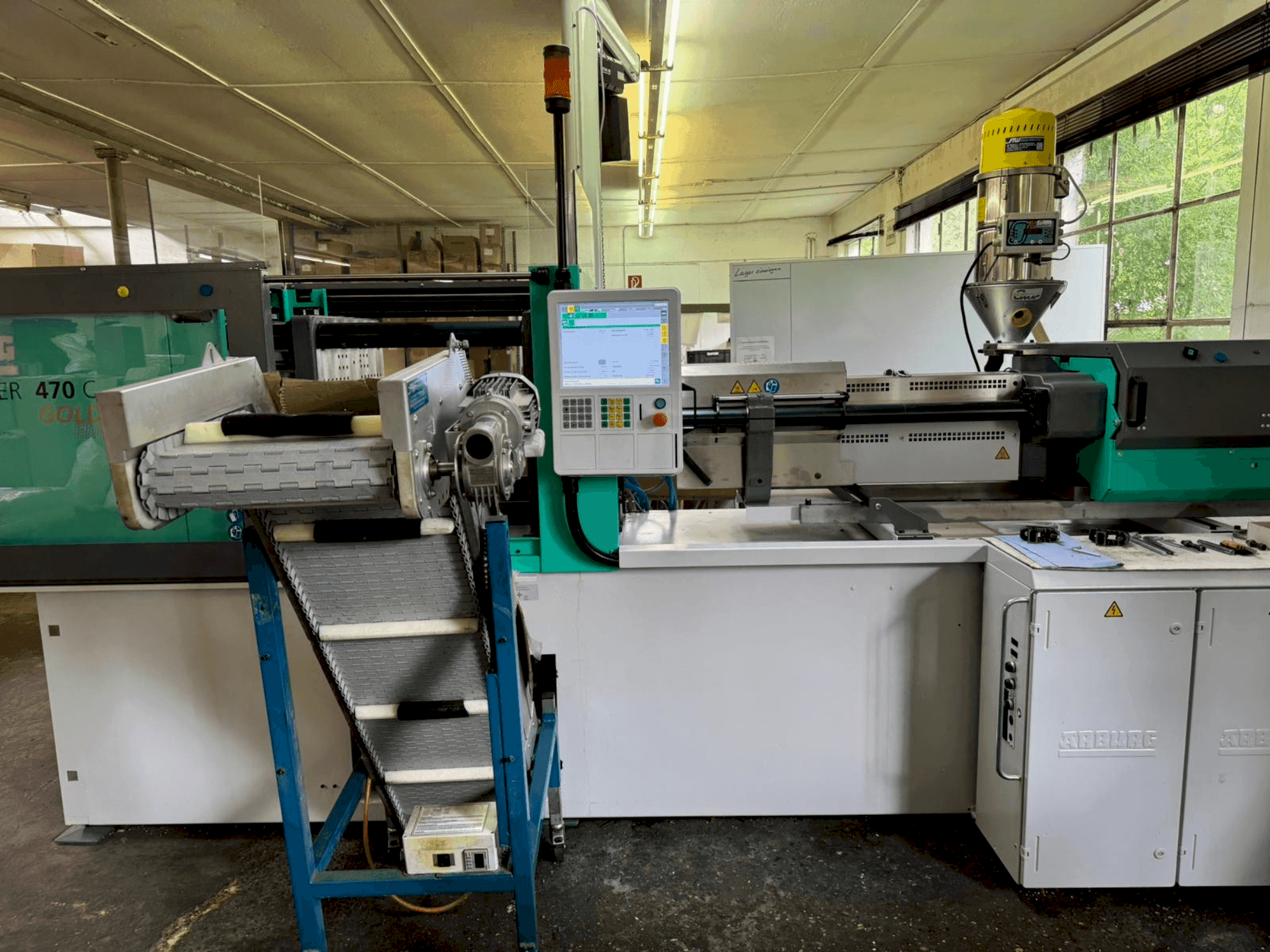 A Arburg 470 C 1500-800 gép elölnézete