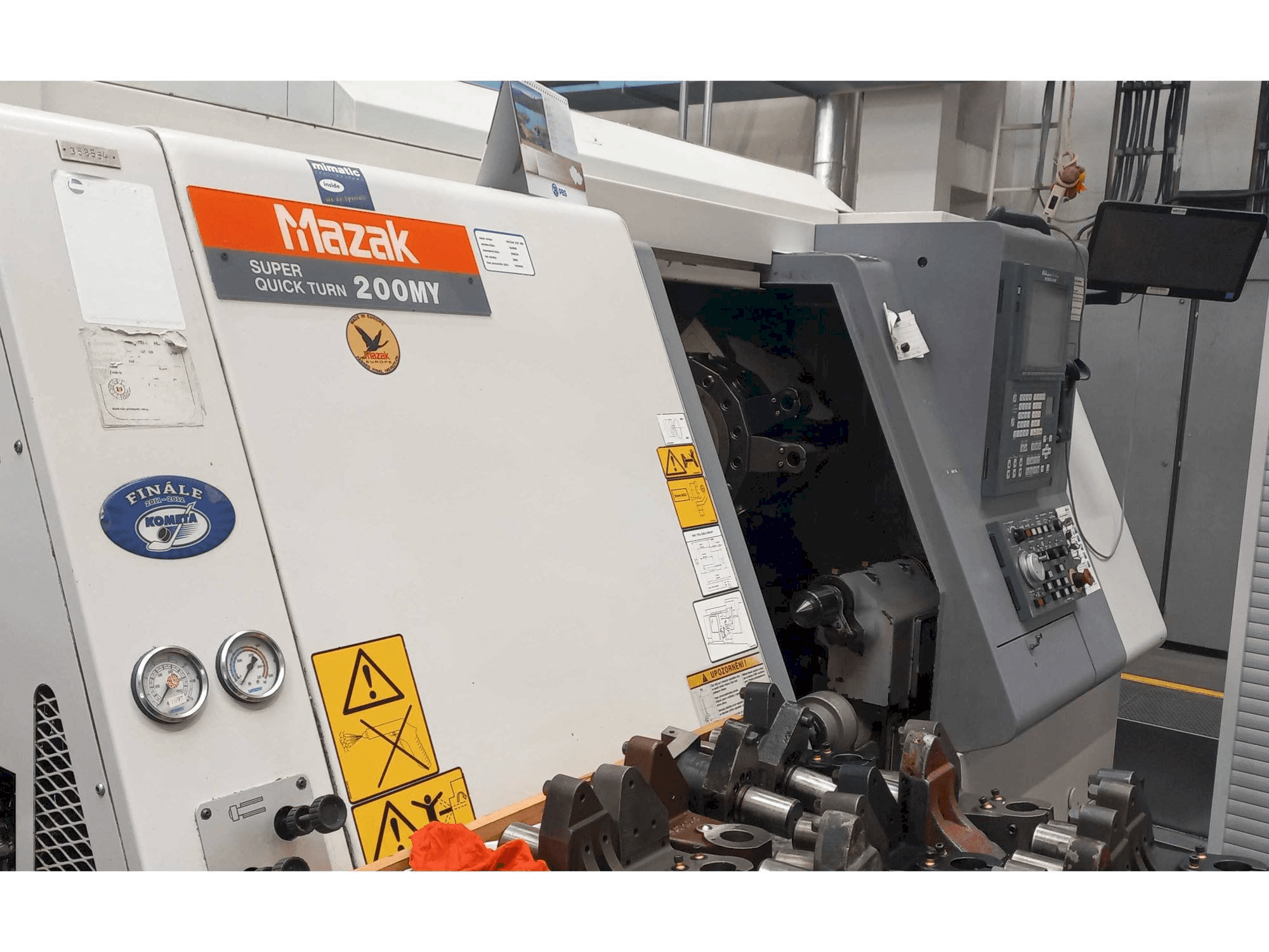 A Mazak SQT 200MY gép elölnézete