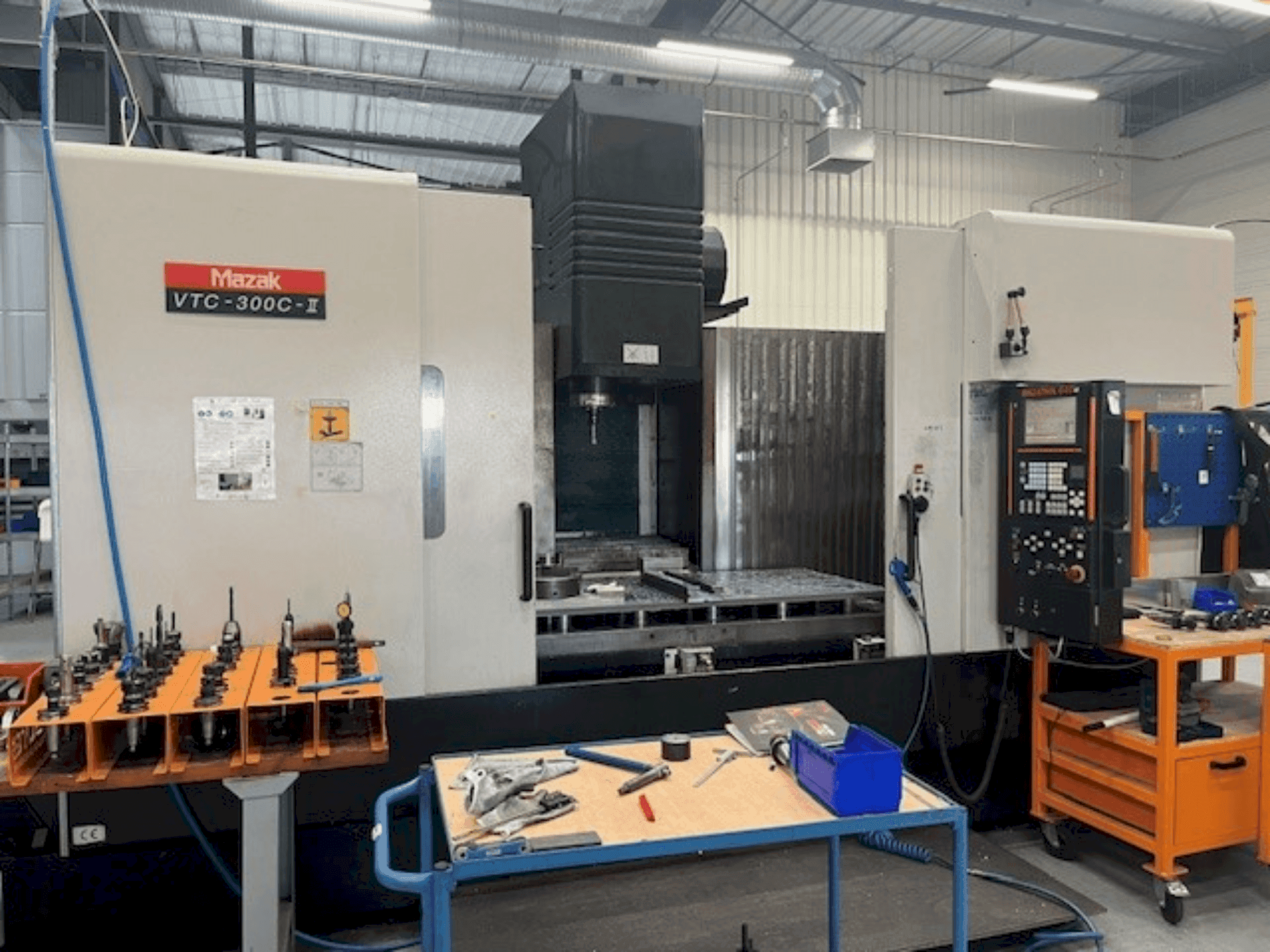 A Mazak VTC-300C-II gép elölnézete