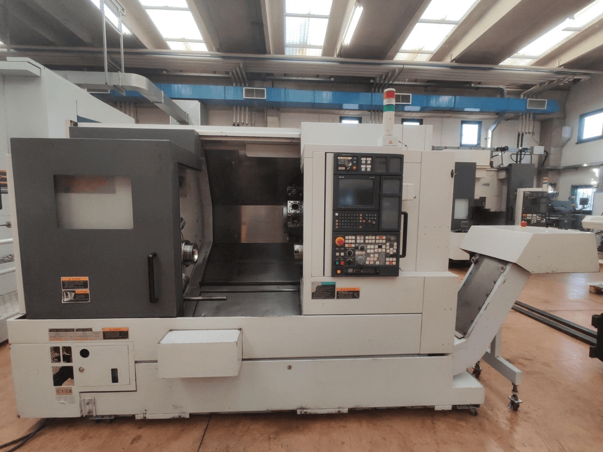 A MORI SEIKI NL2500/700 SMC gép elölnézete