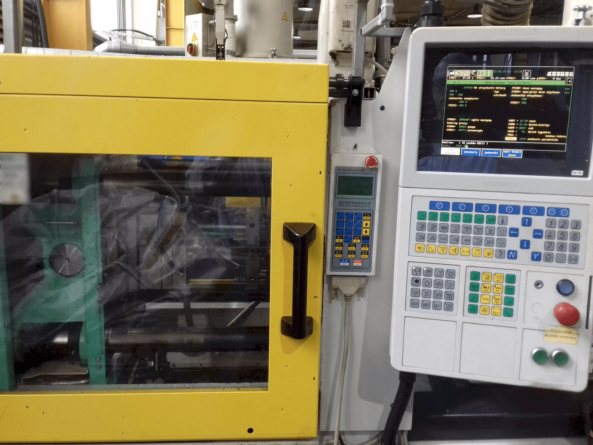 A Arburg ALLROUNDER 320 K 700-250 gép elölnézete