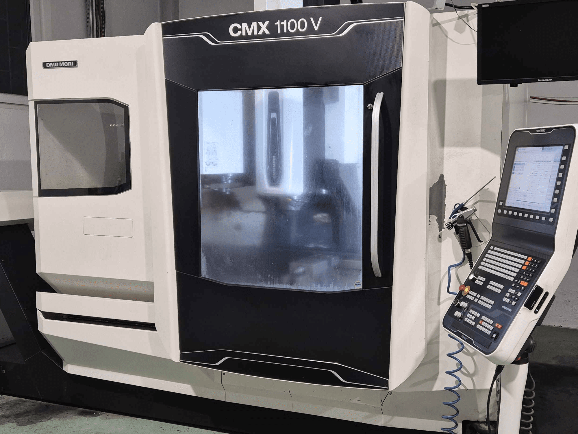 DMG Mori CMX 1100 V, a CNC-gép elülső nézete a kezelőpanellel, a digitális kijelzővel és a hűtőfolyadék beállításával.