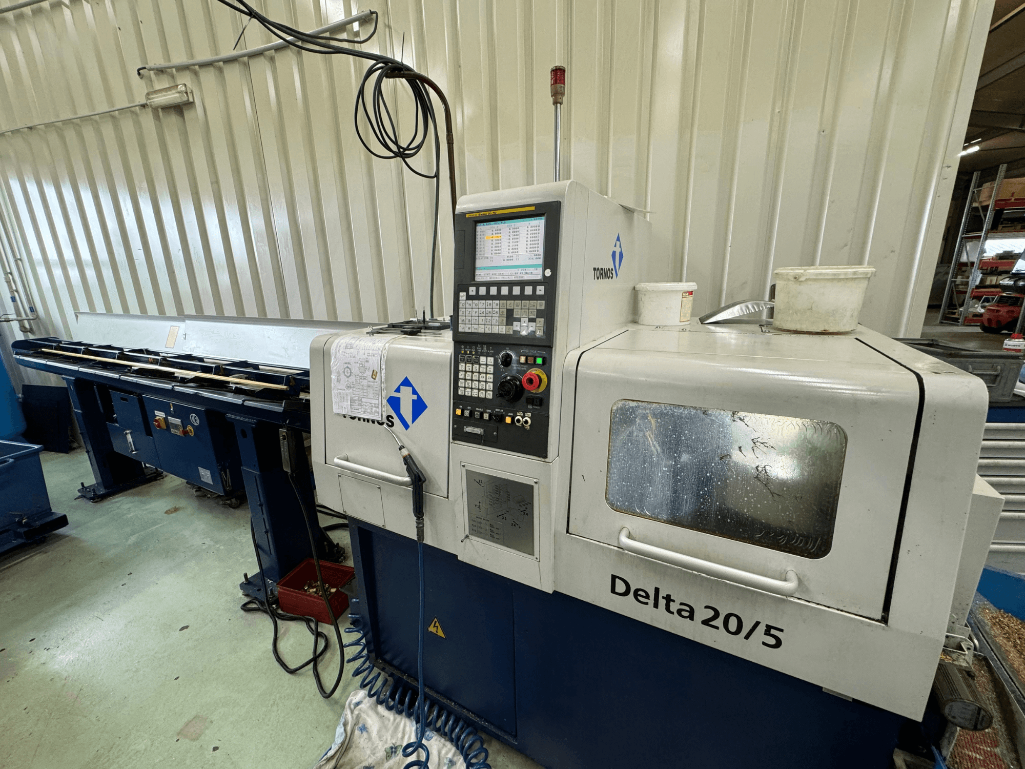 Torino Delta 20/5 CNC-gép, elölnézet, vezérlőpanel és munkaterület. Metszett üveggel és látható kábelezéssel.