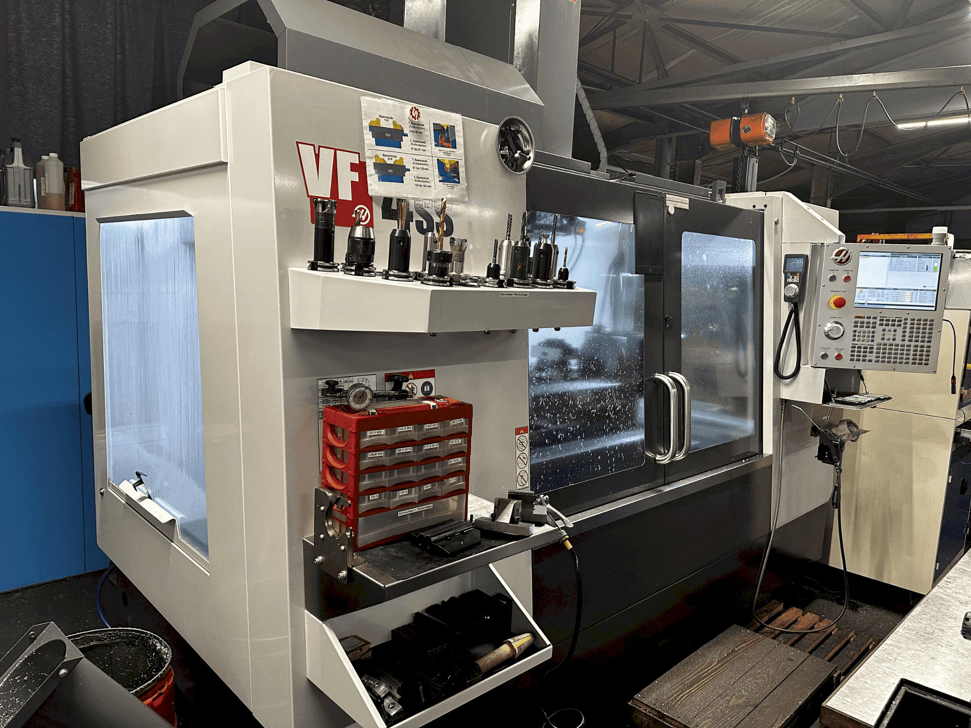 A HAAS VF-4SS-EU gép elölnézete