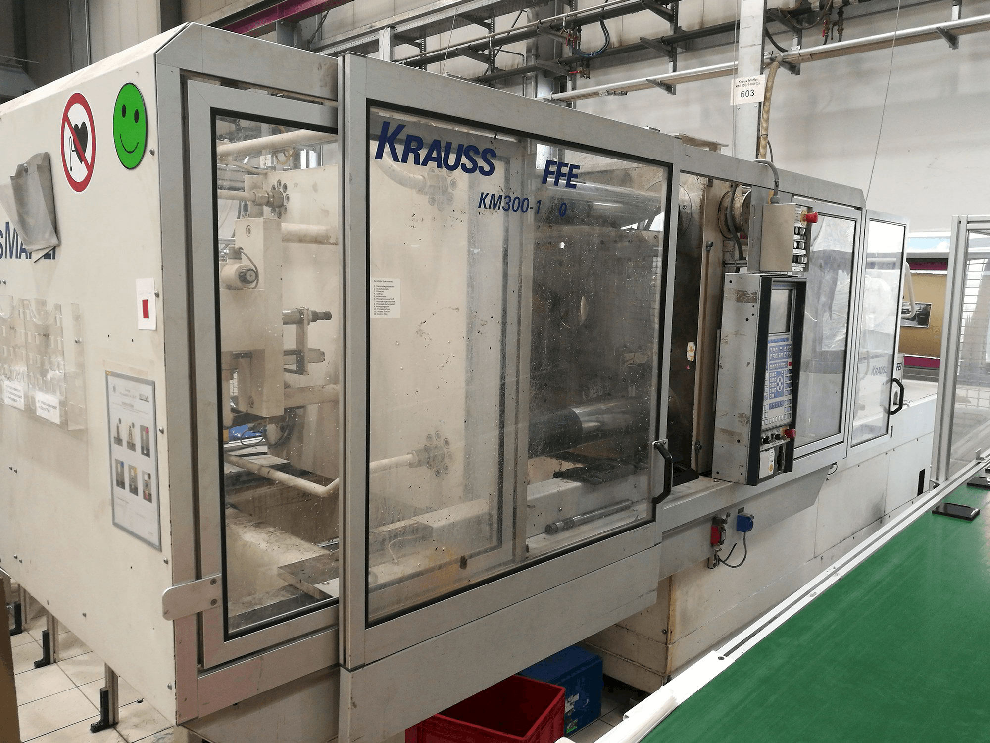 A Krauss Maffei KM 300-1400 C2 gép bal oldali nézete