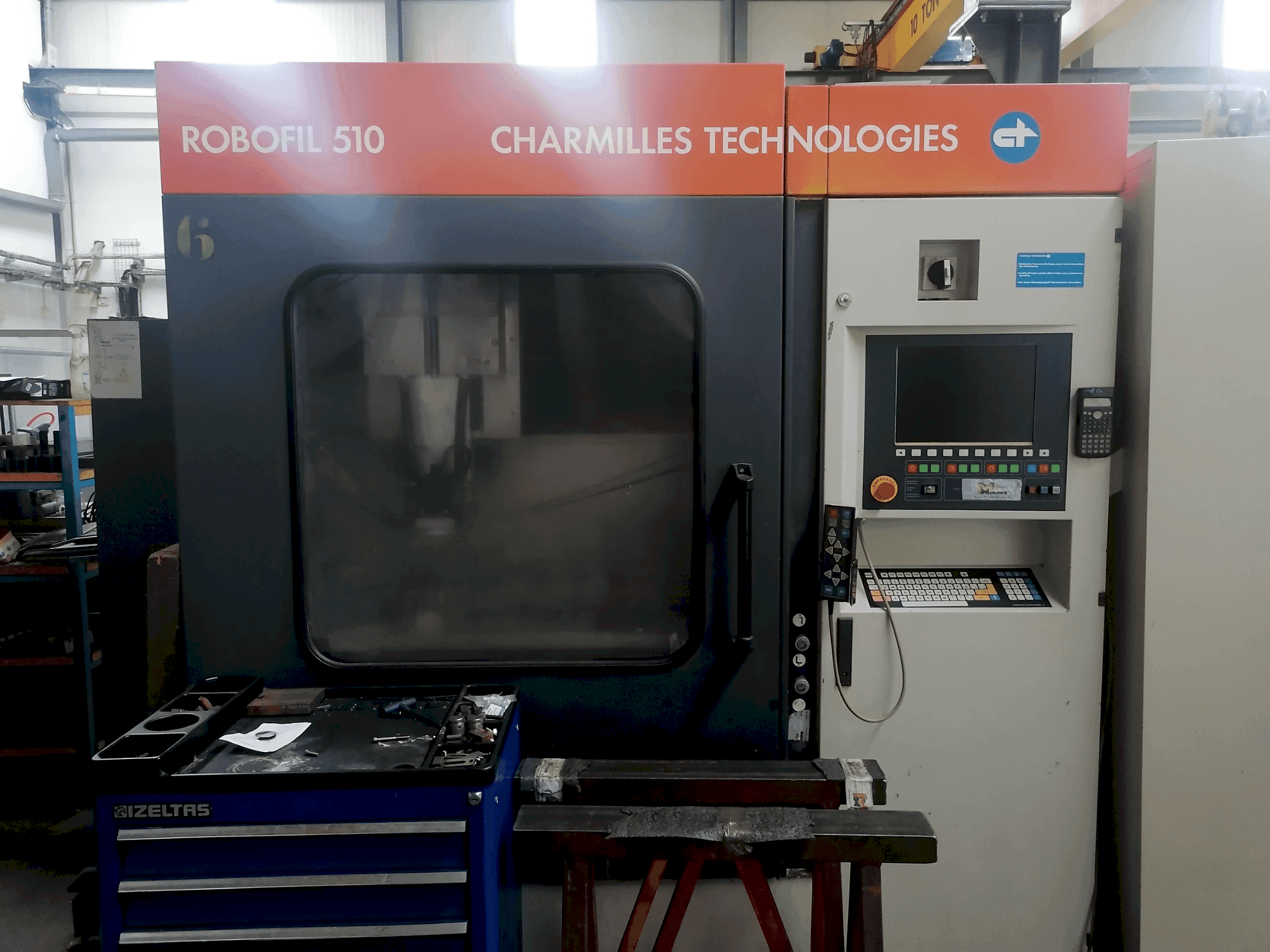 A CHARMILLES Robofil 510 gép elölnézete