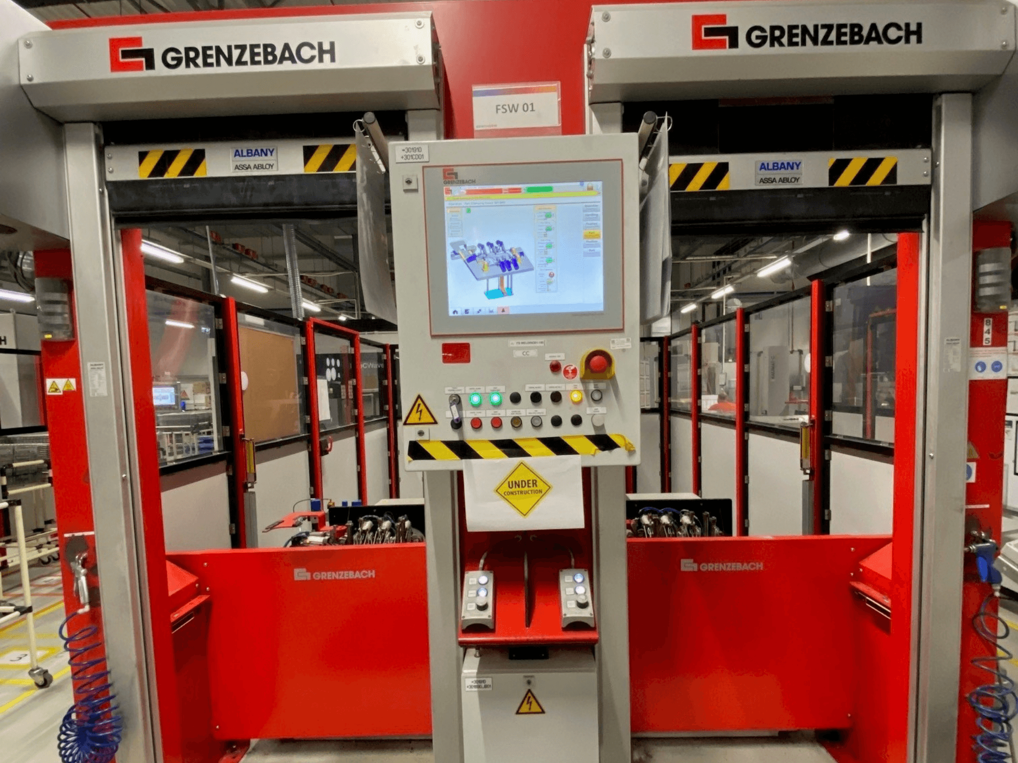 A GRENZEBACH FSW GenRob 01 robotkar elölnézete, érintőképernyős vezérlőpanellel és különböző működtető gombokkal.
