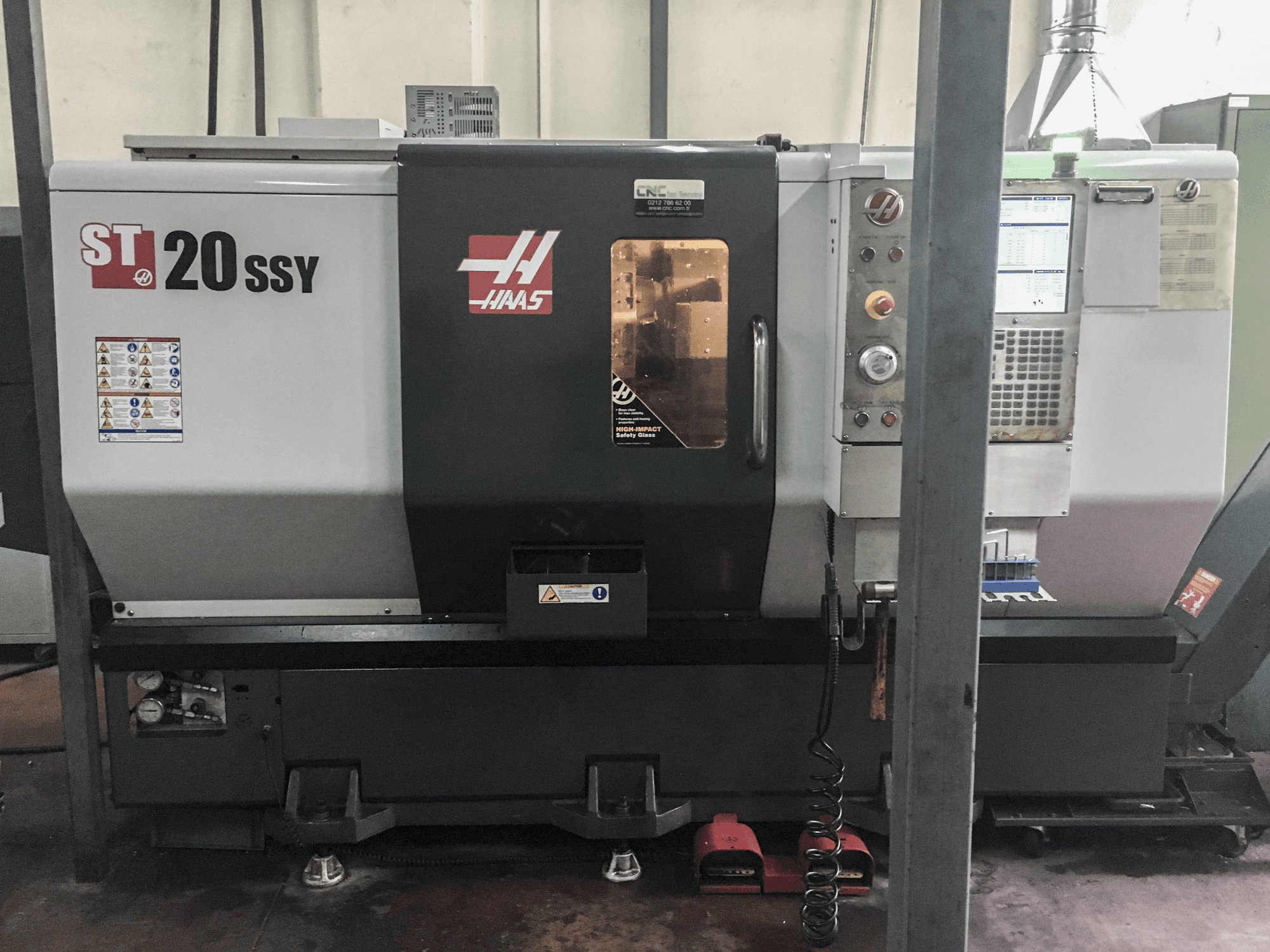 A HAAS ST-20SSY gép elölnézete