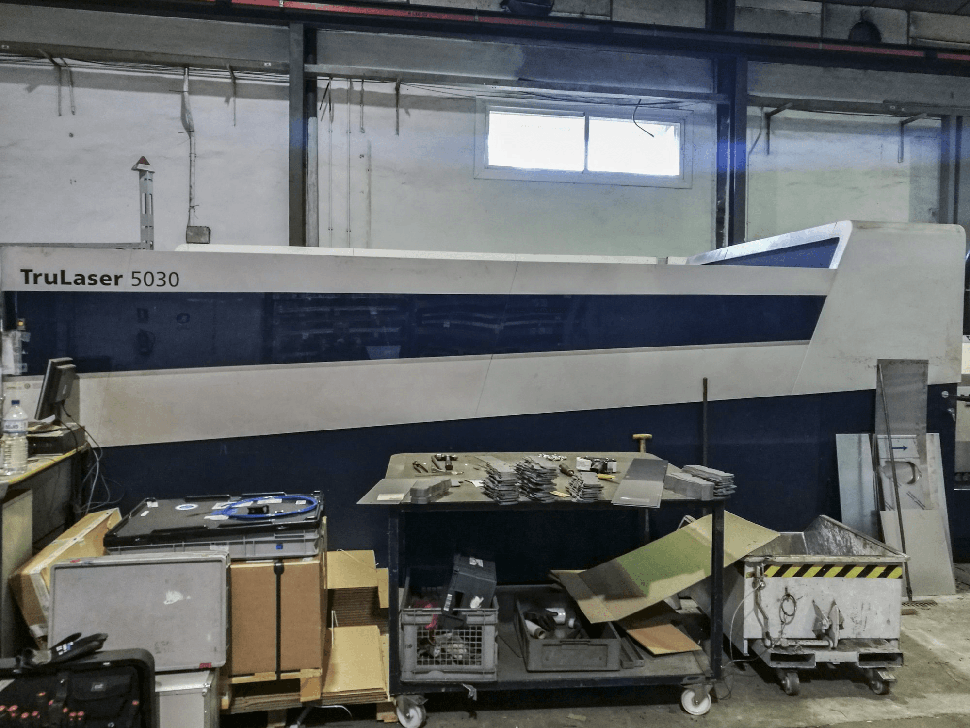 A Trumpf TruLaser 5030 fiber gép jobb oldali nézete