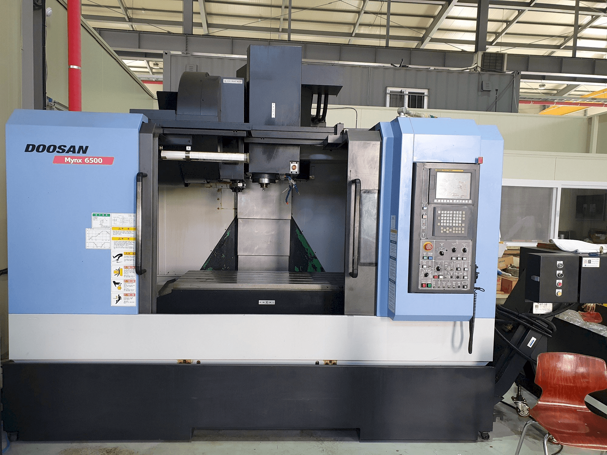 A Doosan MYNX 6500 gép elölnézete