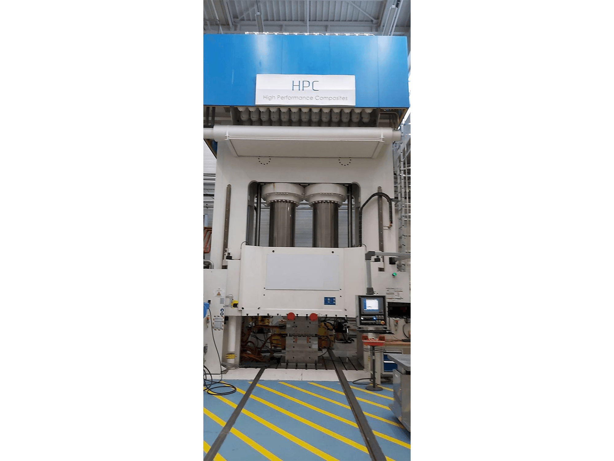 A Dieffenbacher 2500 Ton gép elölnézete