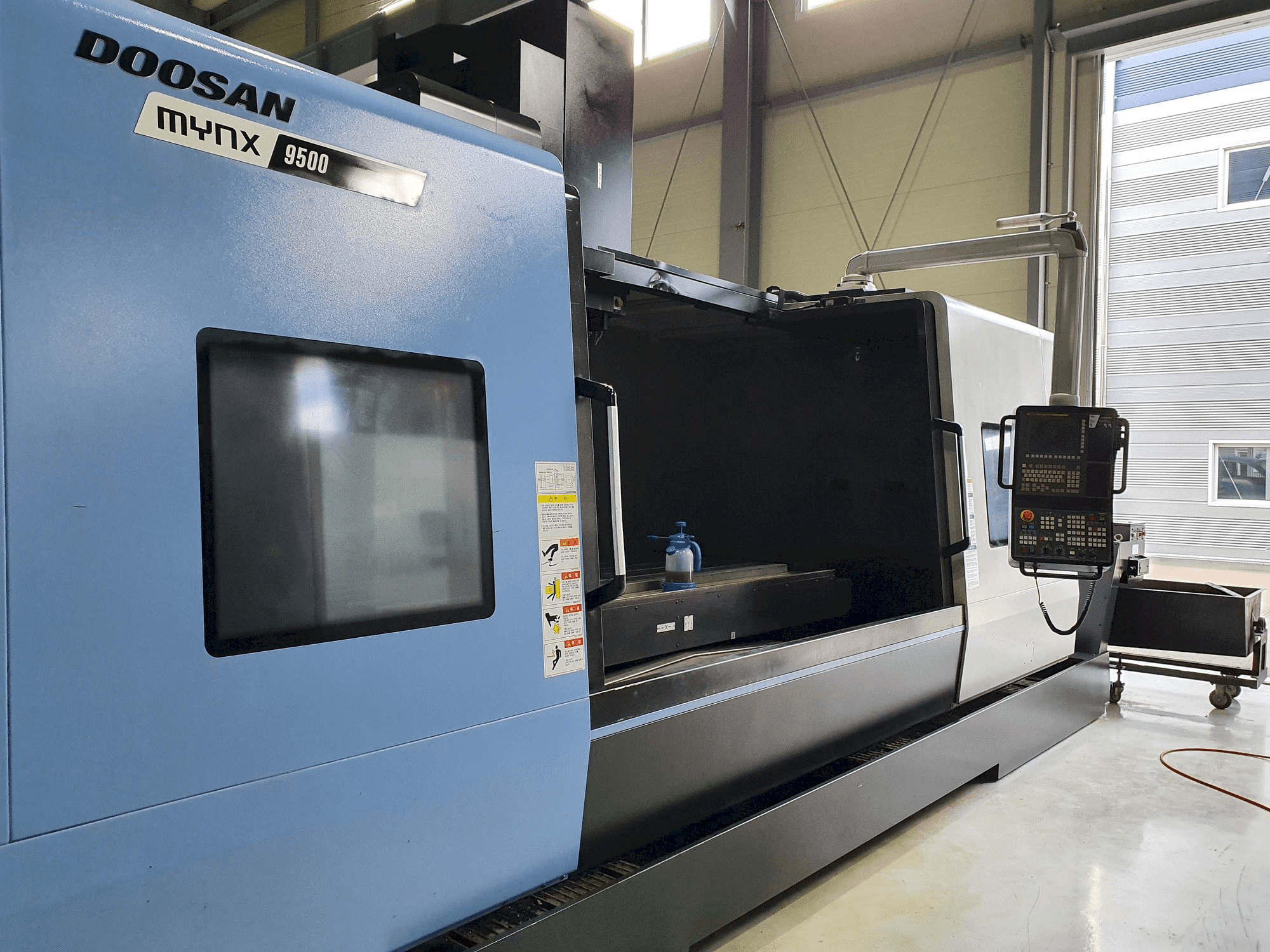 A Doosan MYNX 9500 gép elölnézete