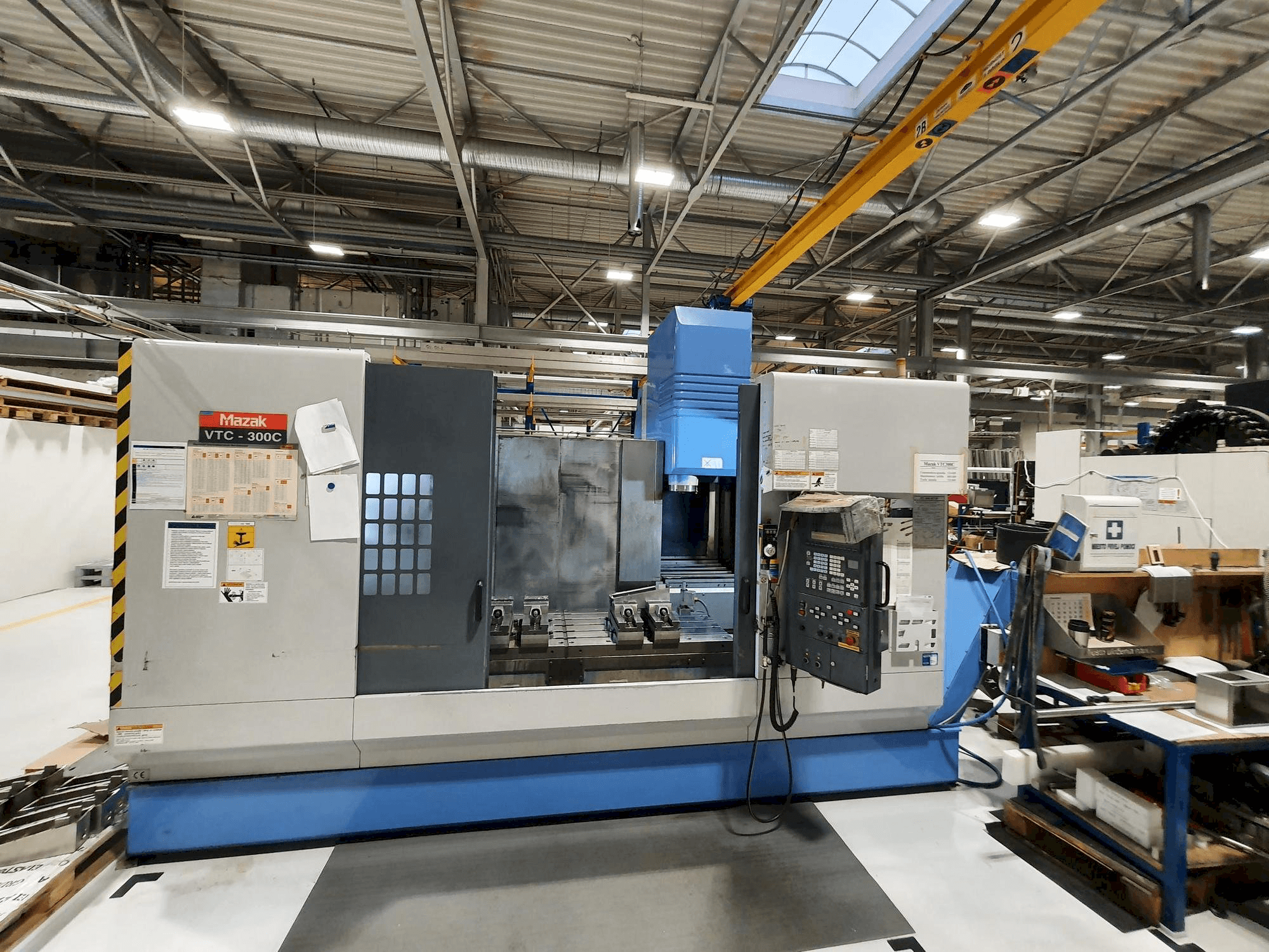 A Mazak VTC-300C gép elölnézete