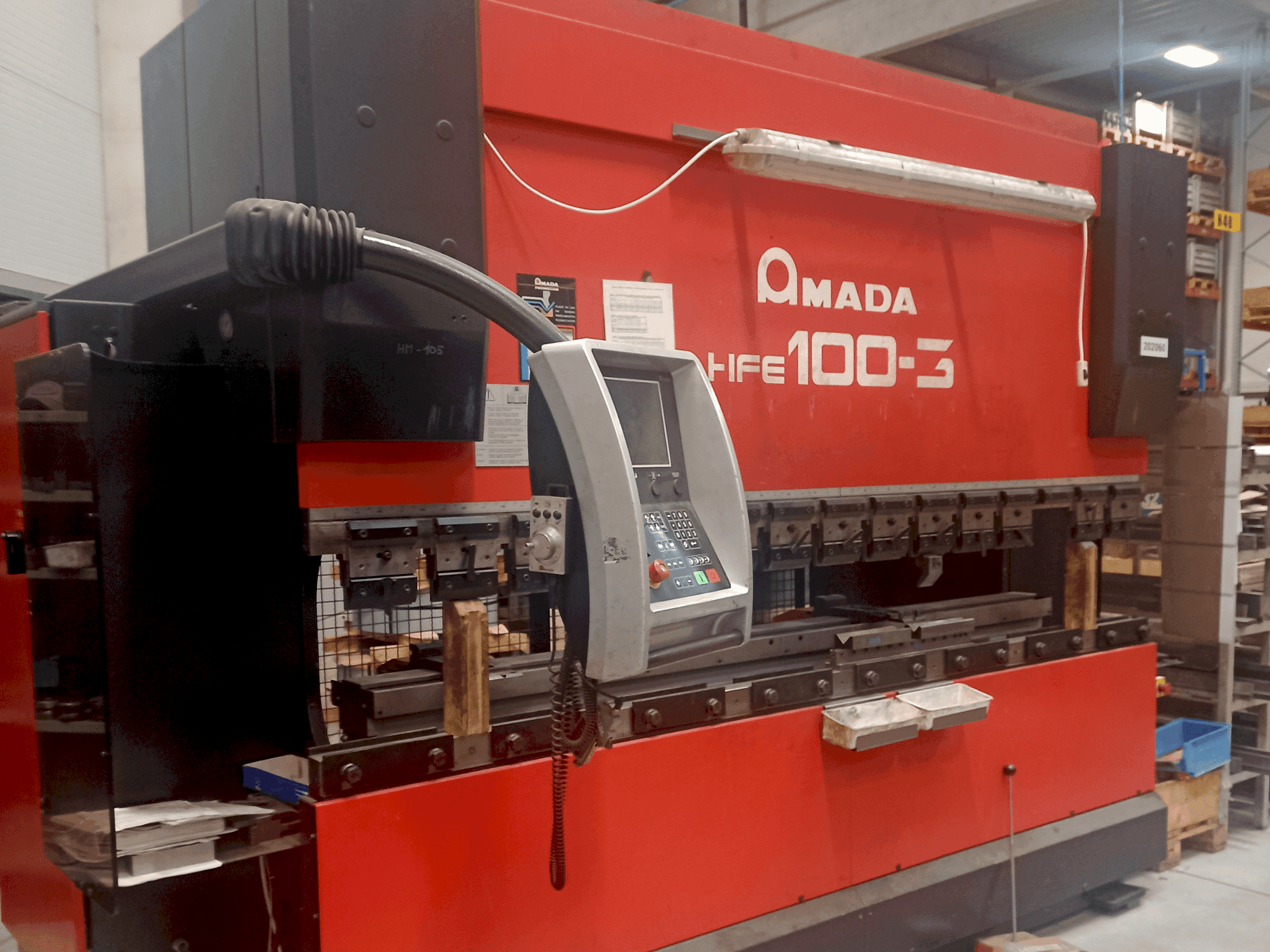 A AMADA HFE 100-3 gép elölnézete