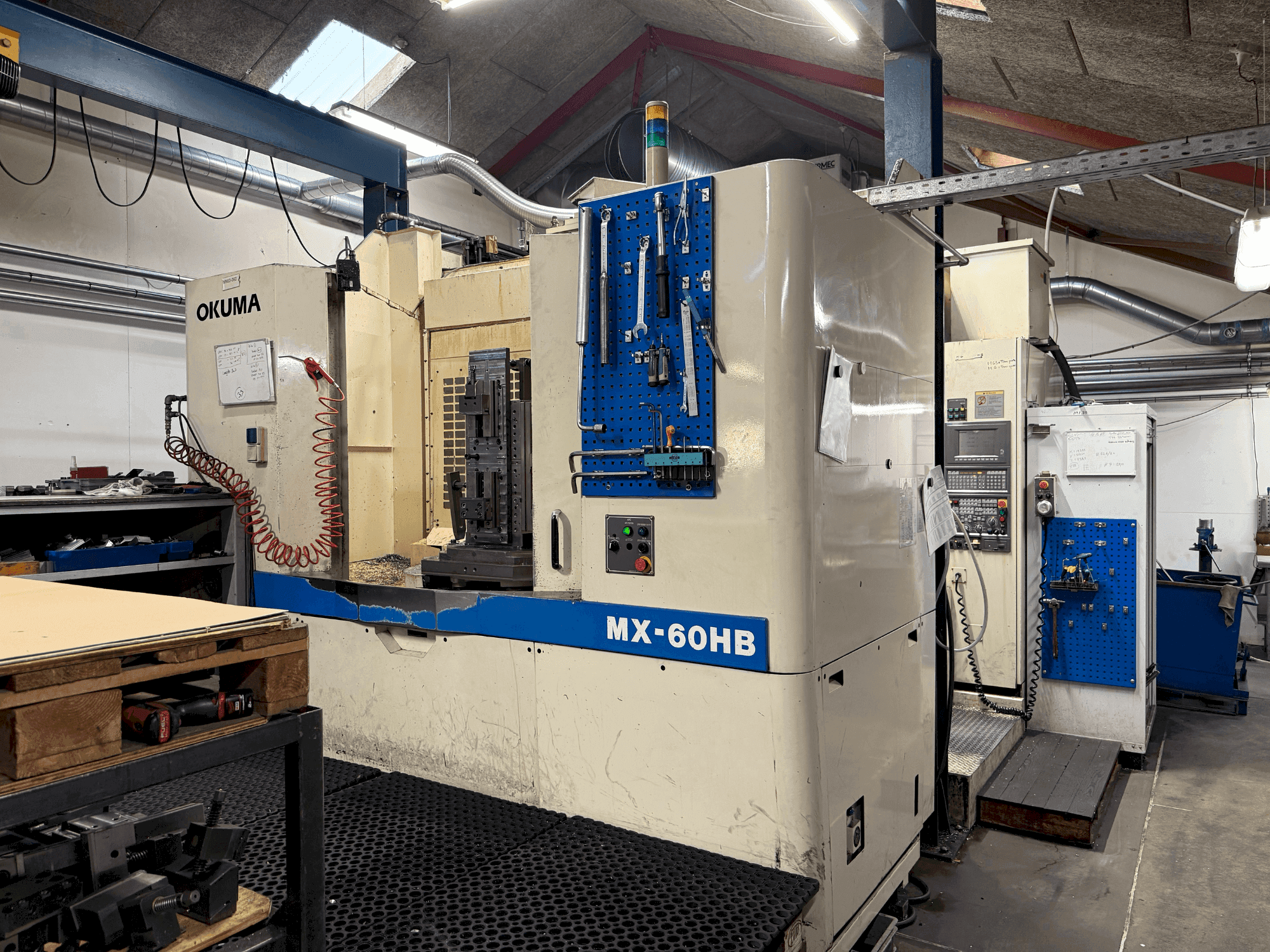 A Okuma MX-60HB gép elölnézete