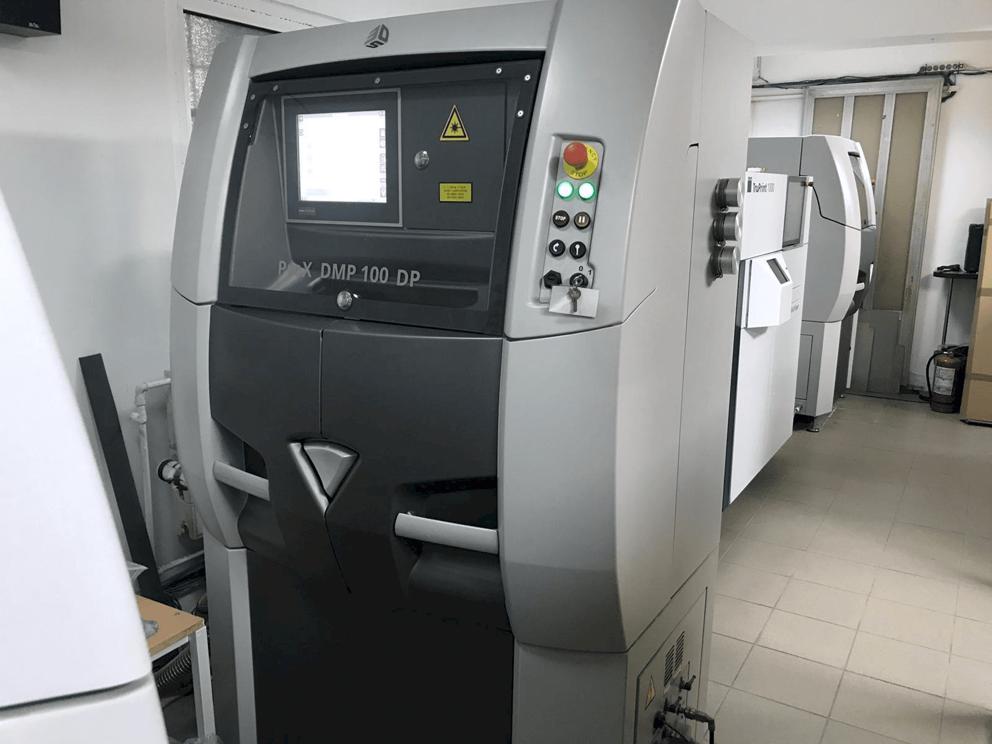 A 3D SYSTEMS ProX DMP 100 gép elölnézete