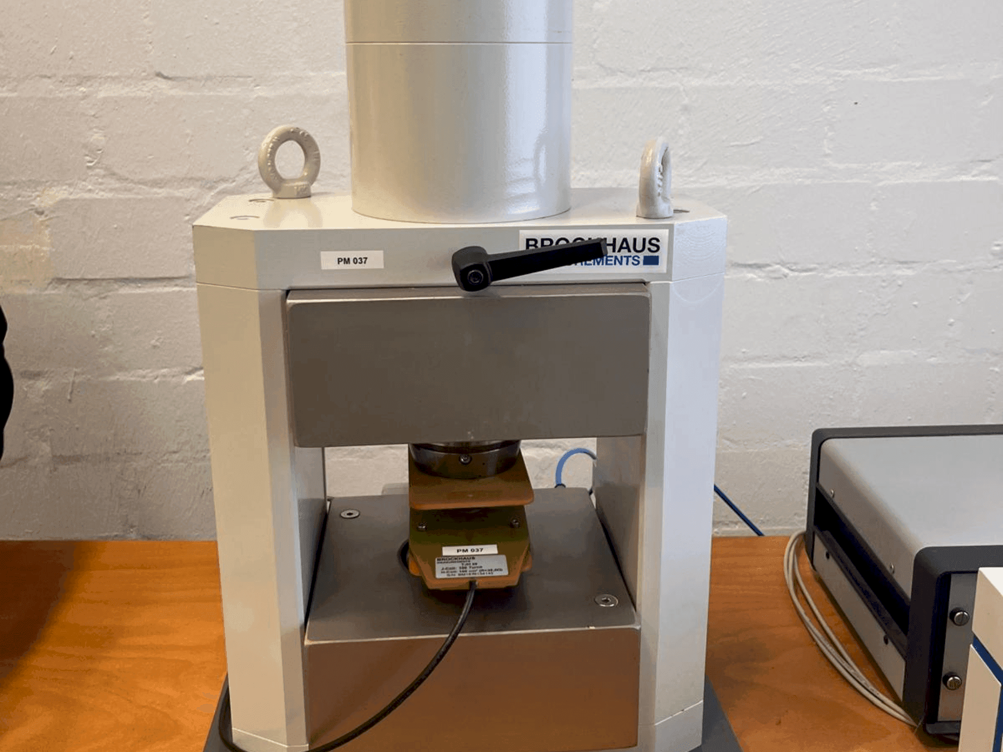 A BROCKHAUS HG200 D gép elölnézete