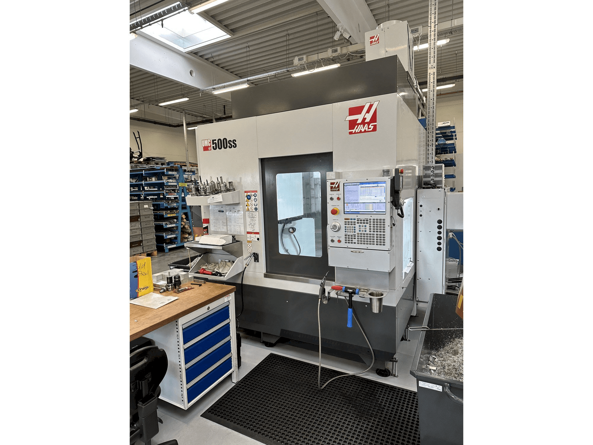 A HAAS UMC-500SS gép elölnézete