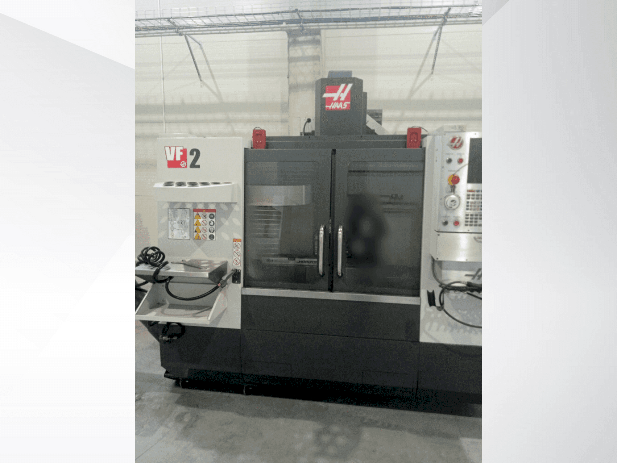 A HAAS VF-2 gép elölnézete